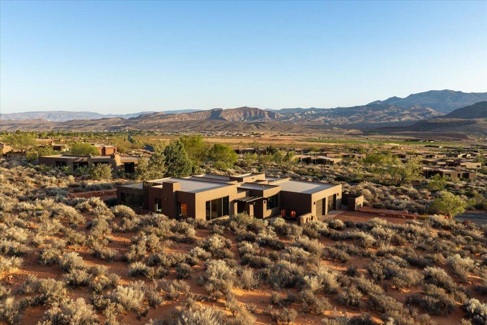 Contemporary desert dwelling with flat roofline