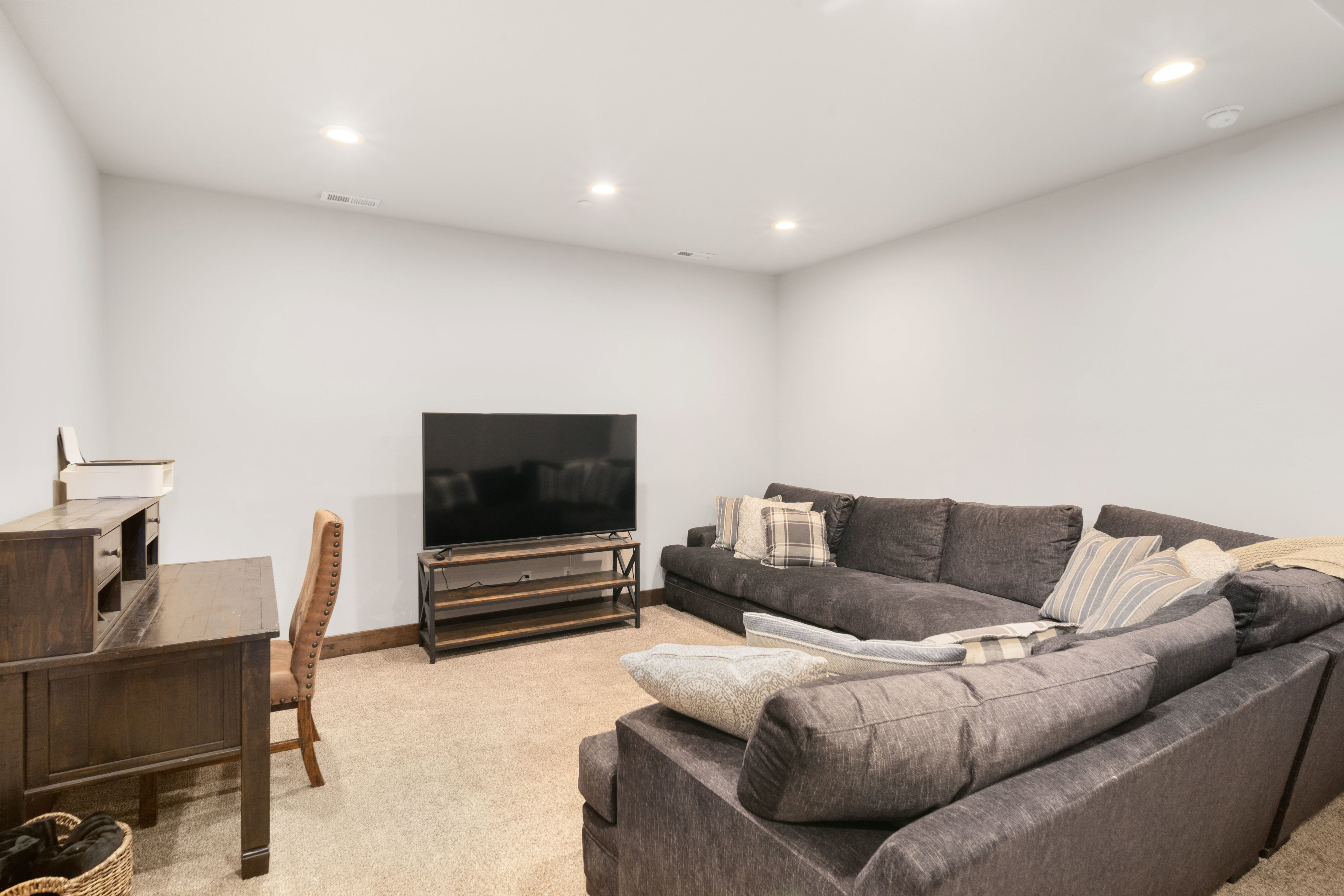 Spacious room featuring neutral carpeting and recessed lighting