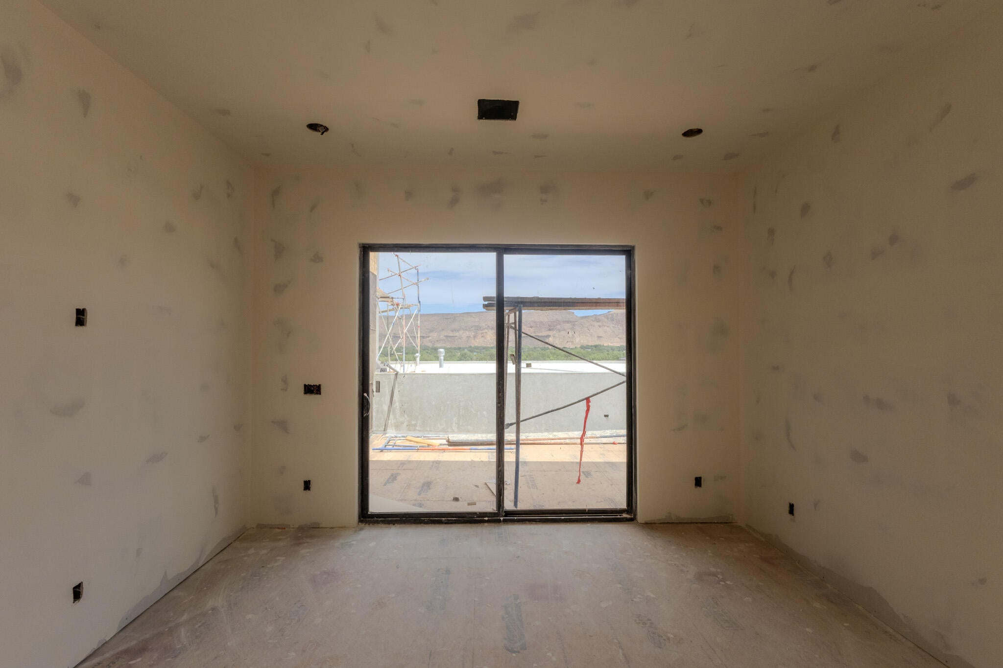 Room featuring a large sliding glass door, recessed lighting, and ample wall space
