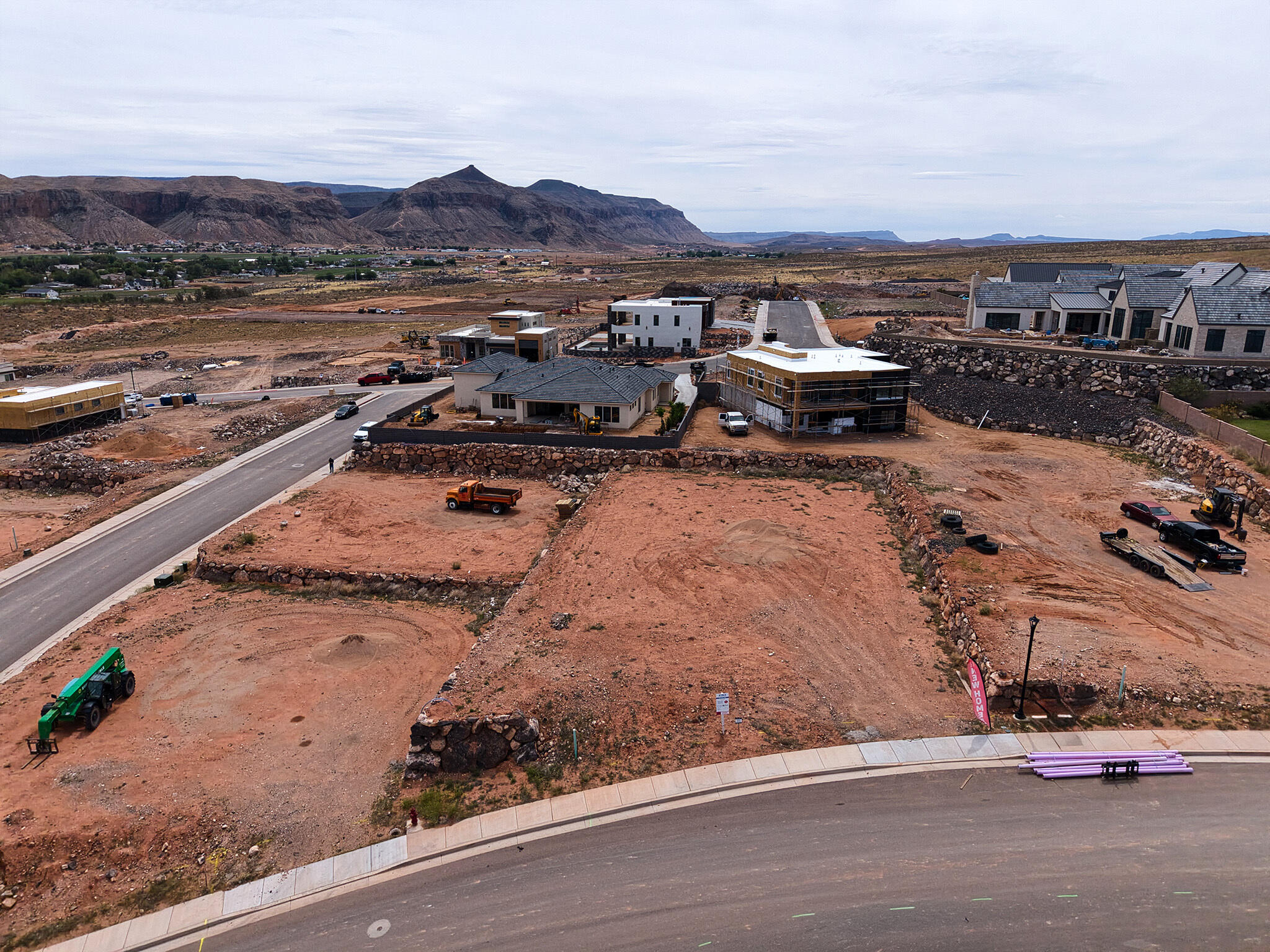 Graded building lots with curb and gutter infrastructure