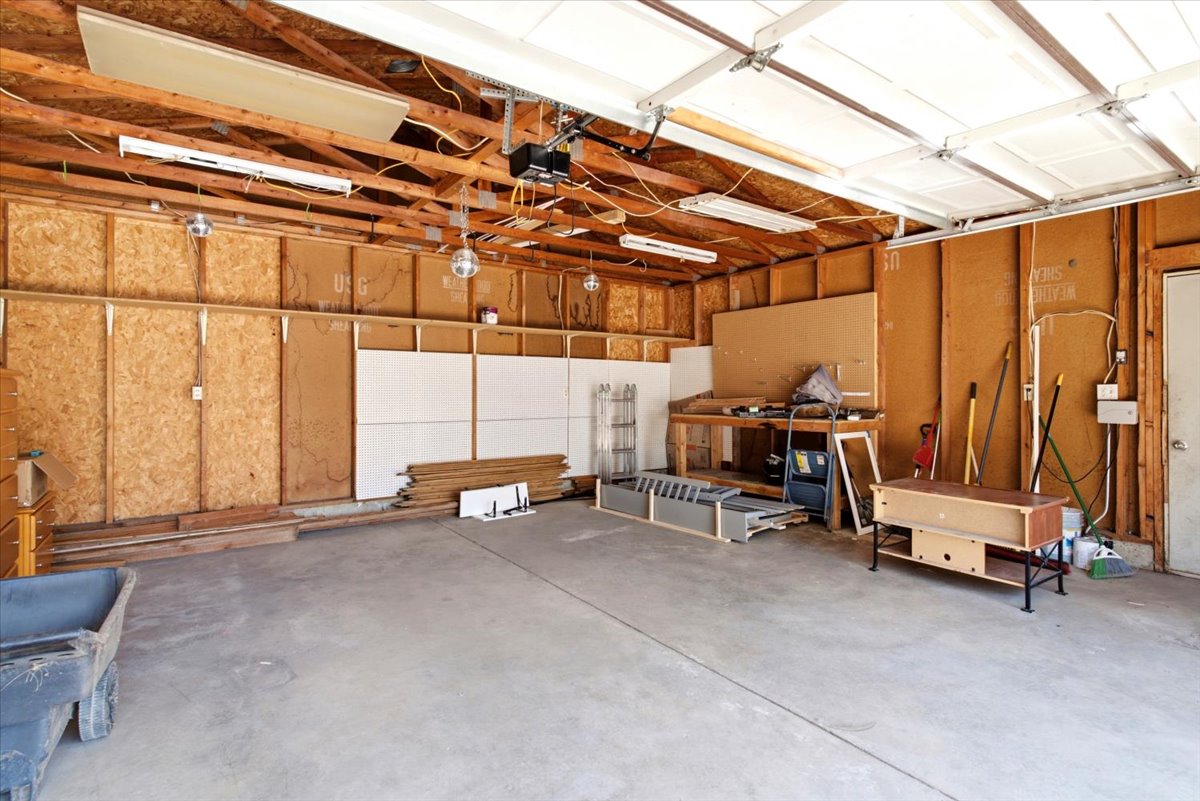 Huge oversized 2 car garage