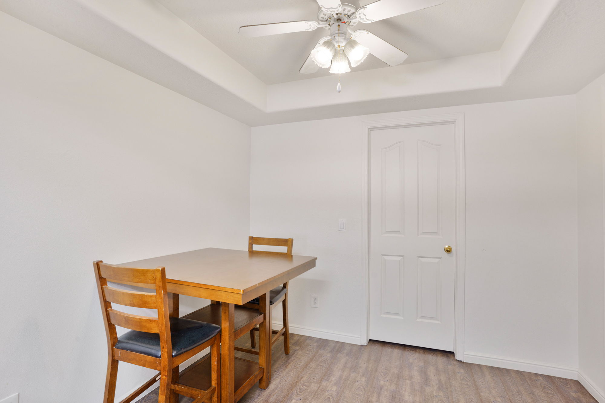 Tray ceiling with a ceiling fan light fixture
