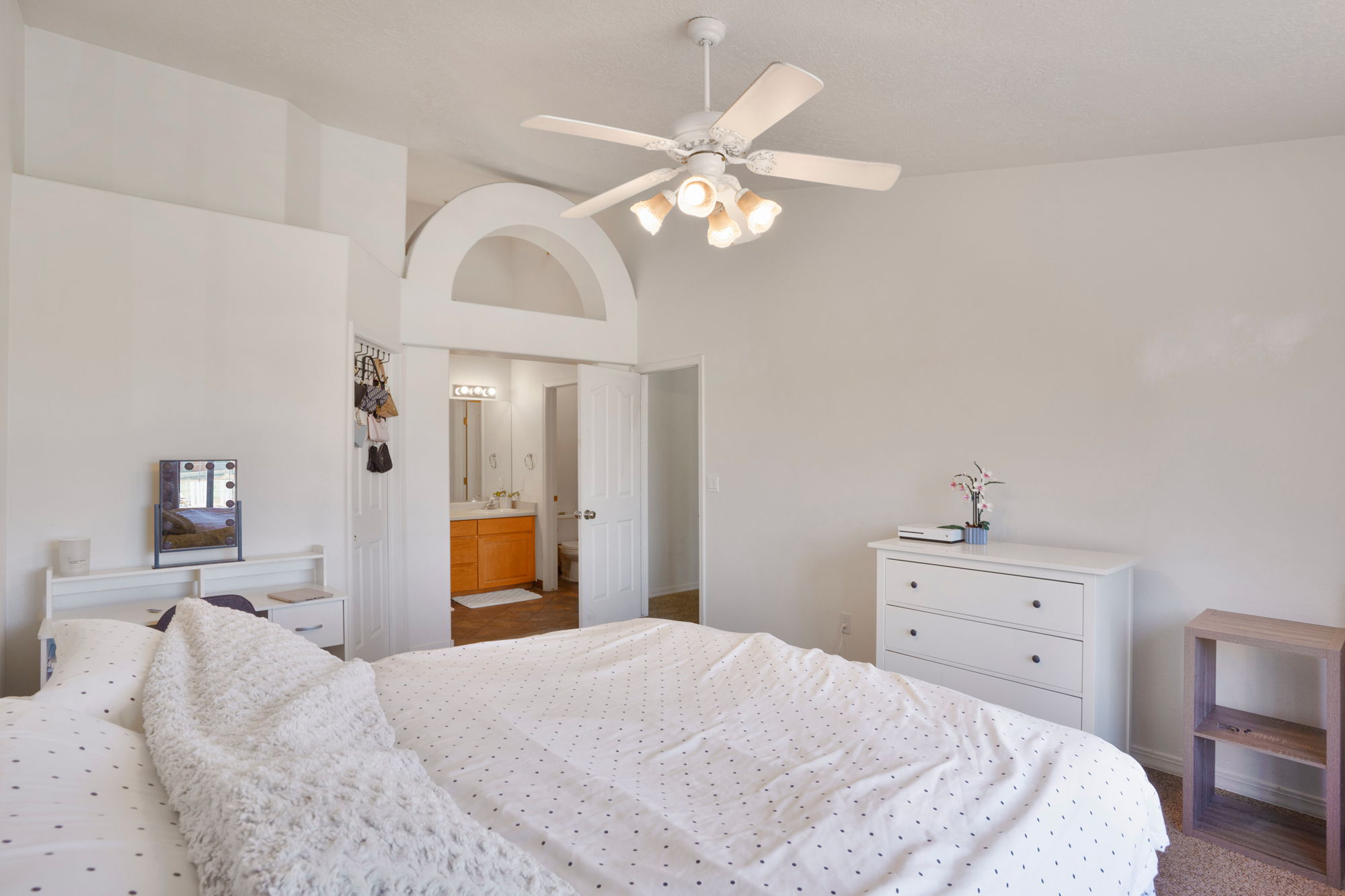 Vaulted ceiling with a white ceiling fan light fixture