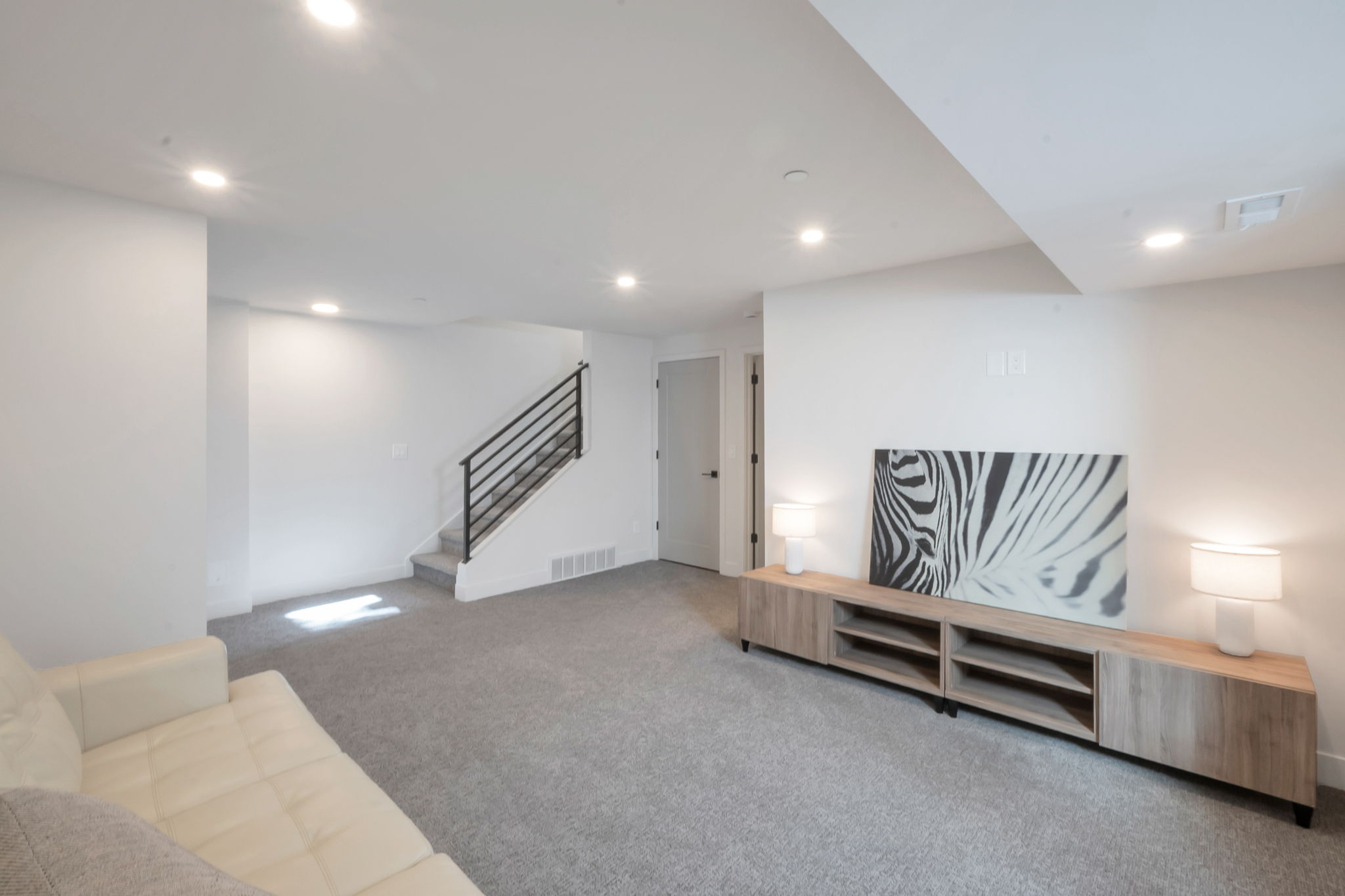 Spacious room featuring neutral carpet flooring and recessed lighting