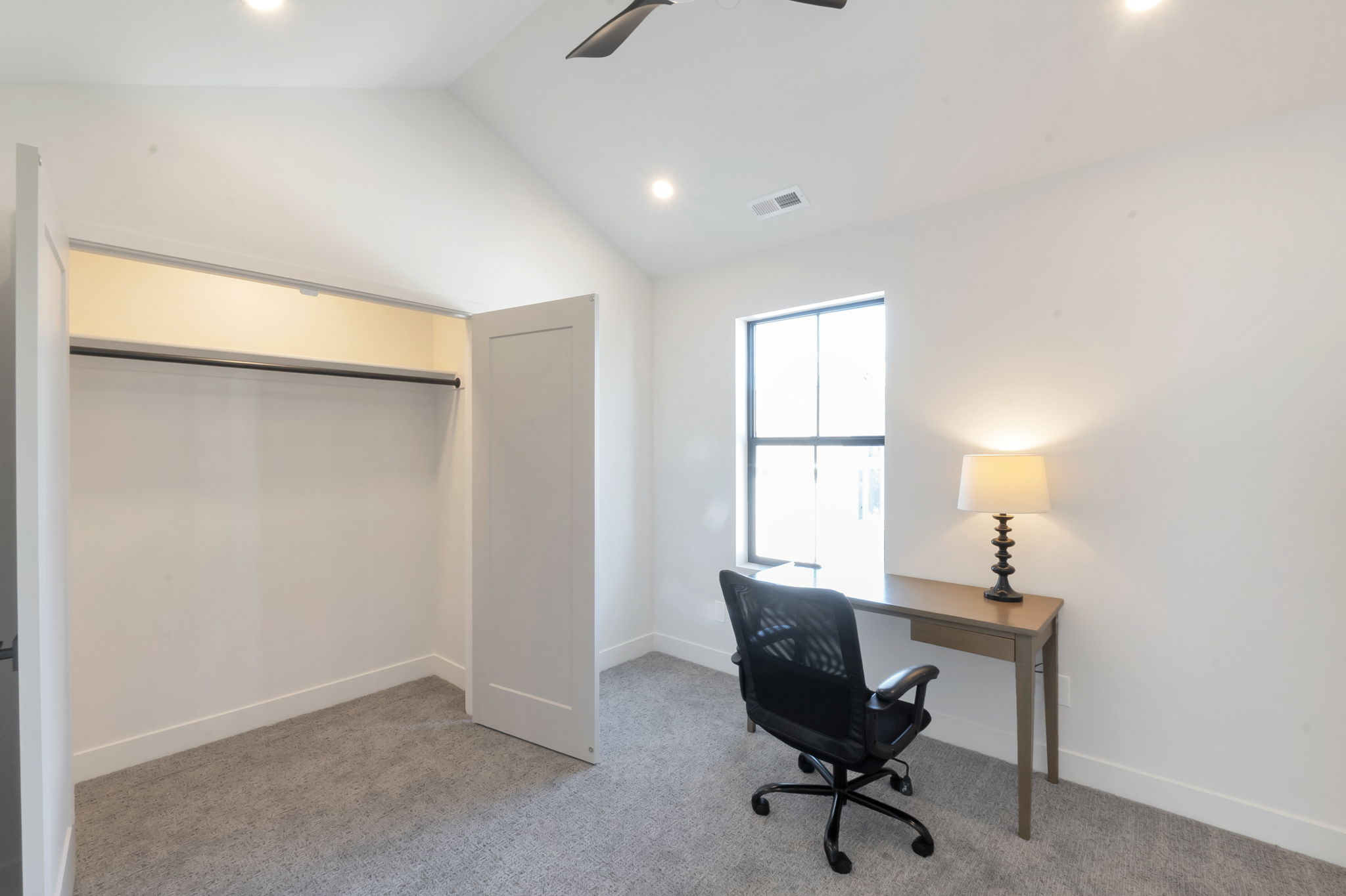 Vaulted ceiling with recessed lighting and ceiling fan