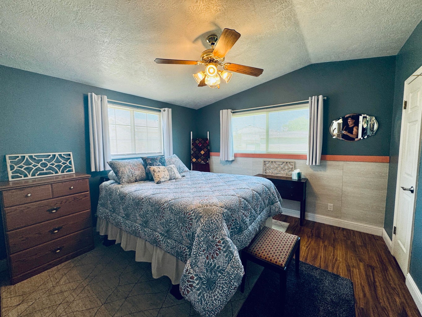 Vaulted ceiling with a ceiling fan light fixture