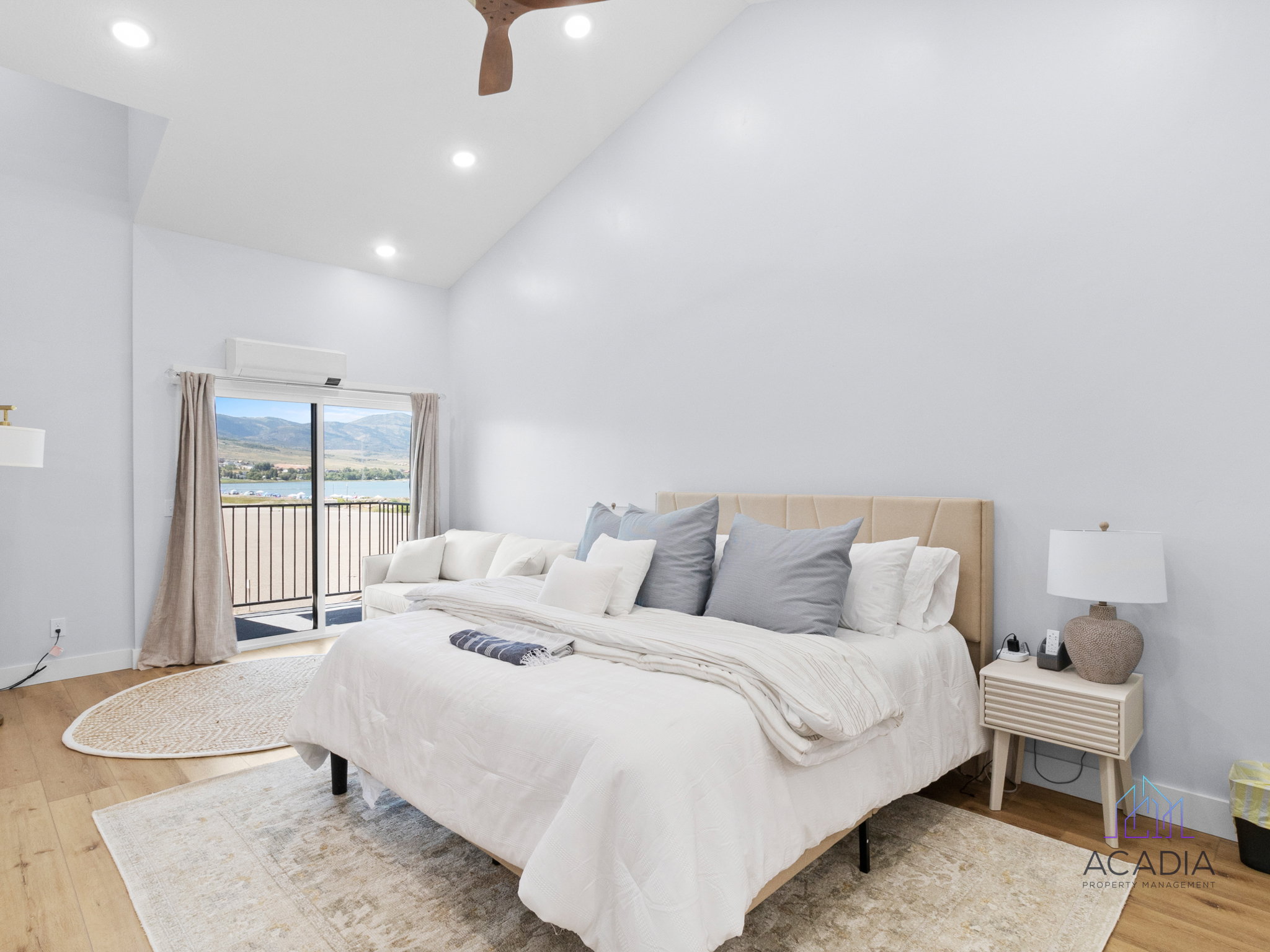 Studio unit with pull-out couch
