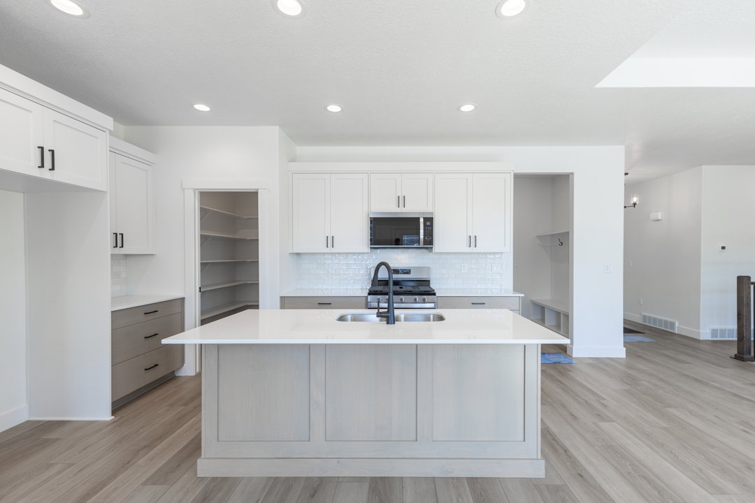 Central kitchen island with an undermount sink and matte black faucet