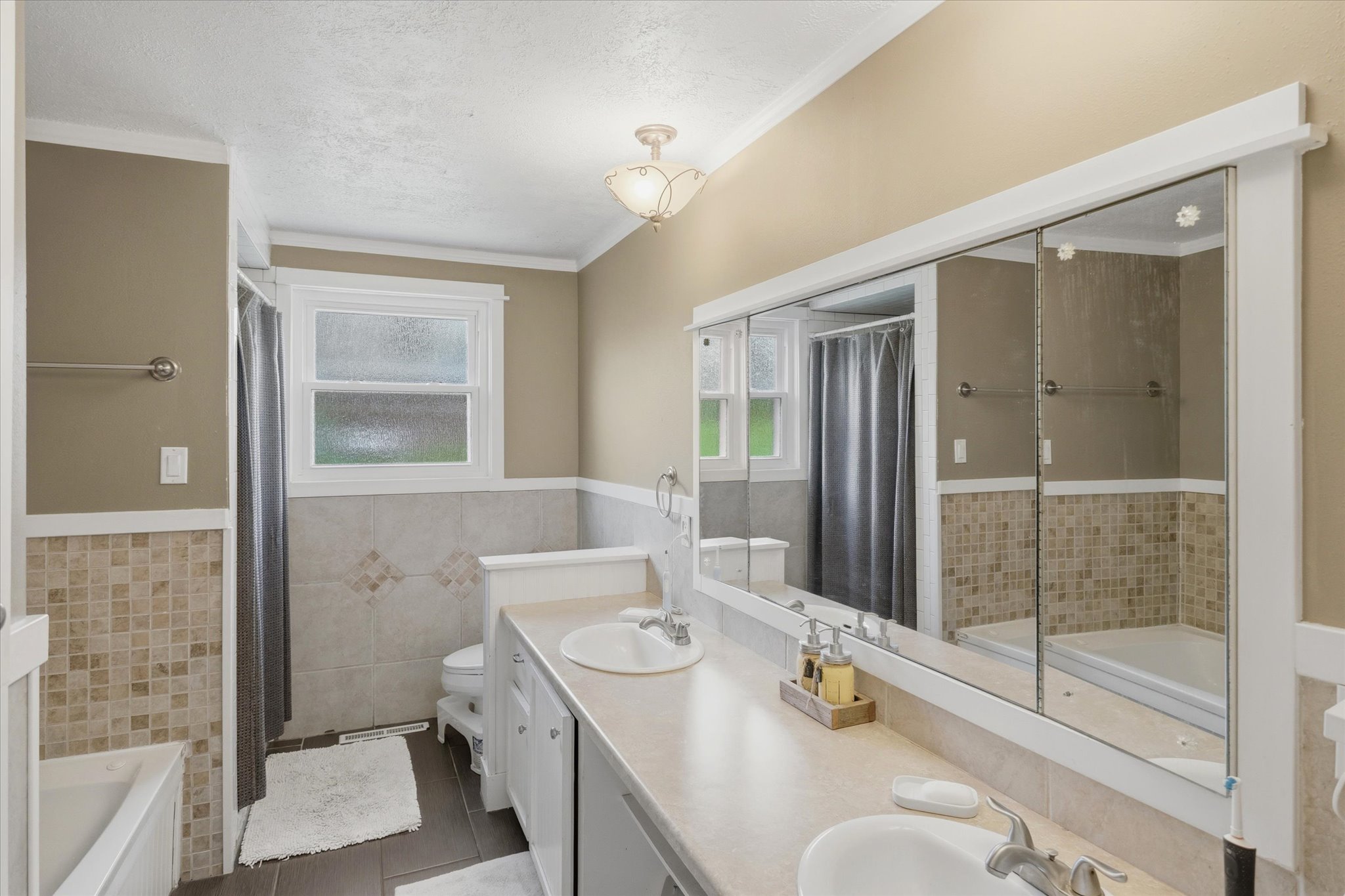 Dual vanity with integrated sinks and a continuous countertop