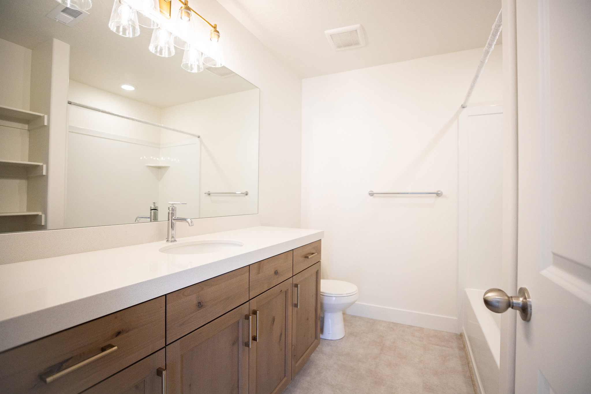 Upstairs Full Bathroom