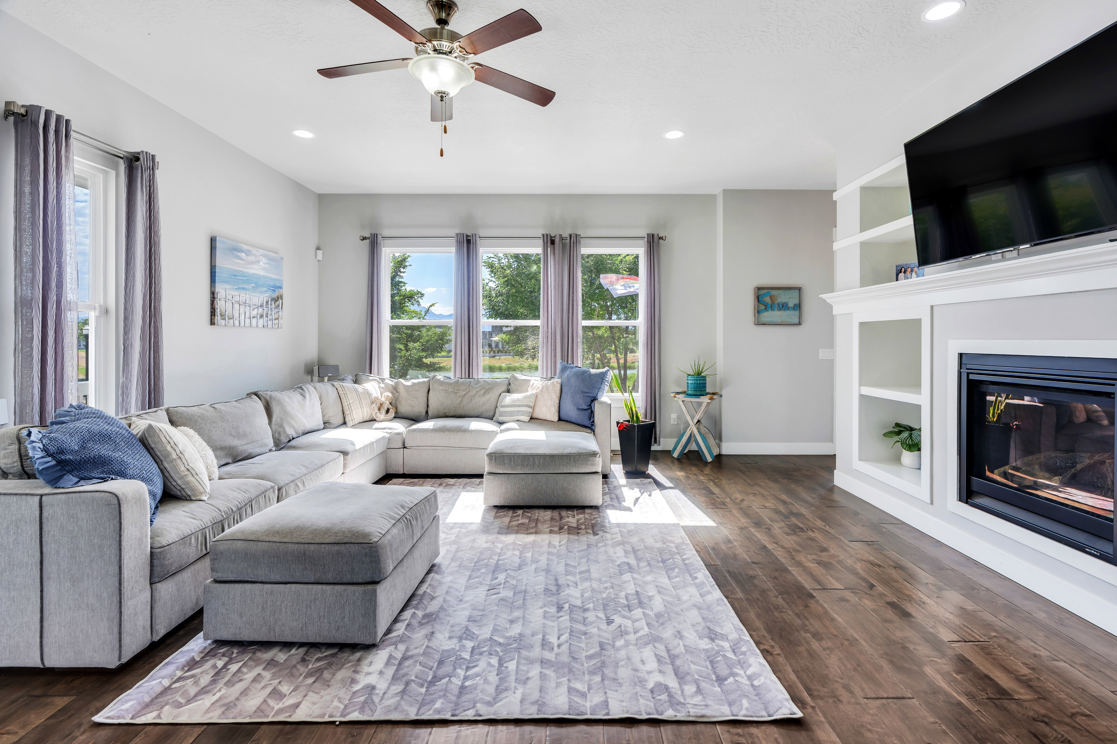 Living area featuring wood-finish flooring, recessed lighting, and a ceiling fan
