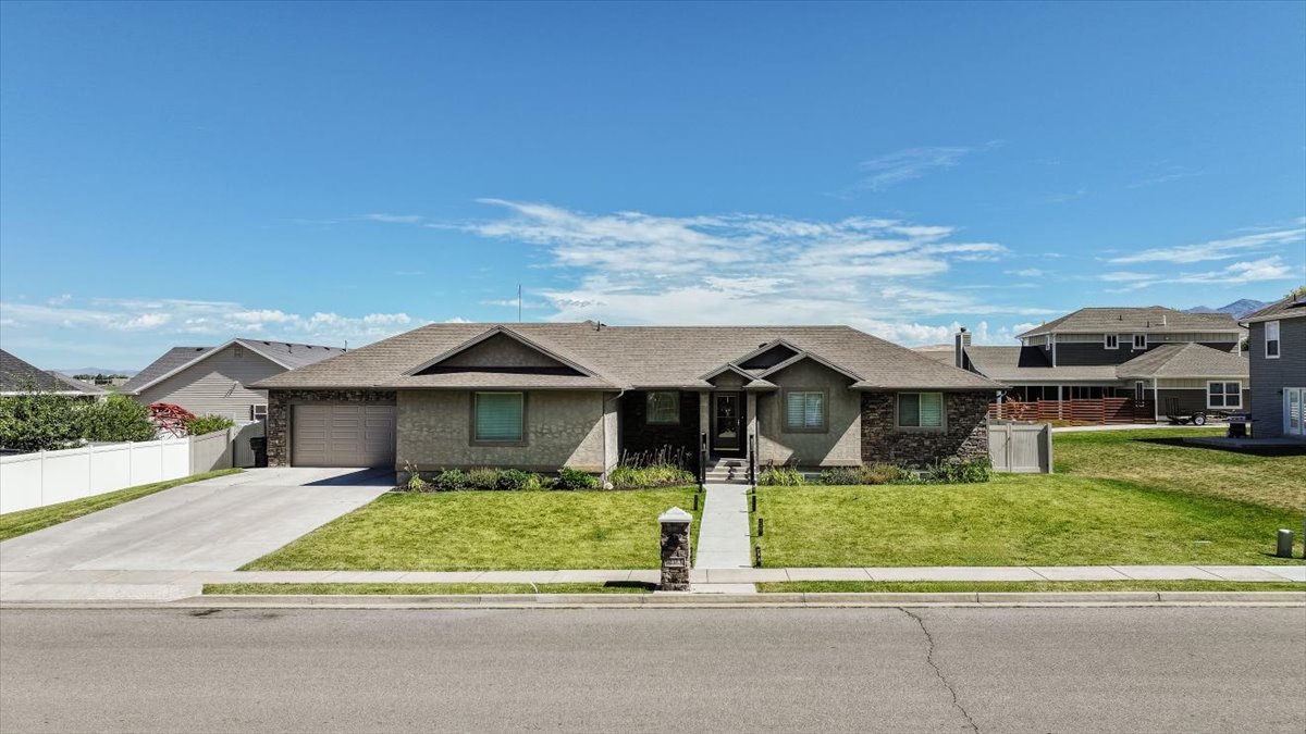 Ranch-style residence featuring a stone and stucco exterior