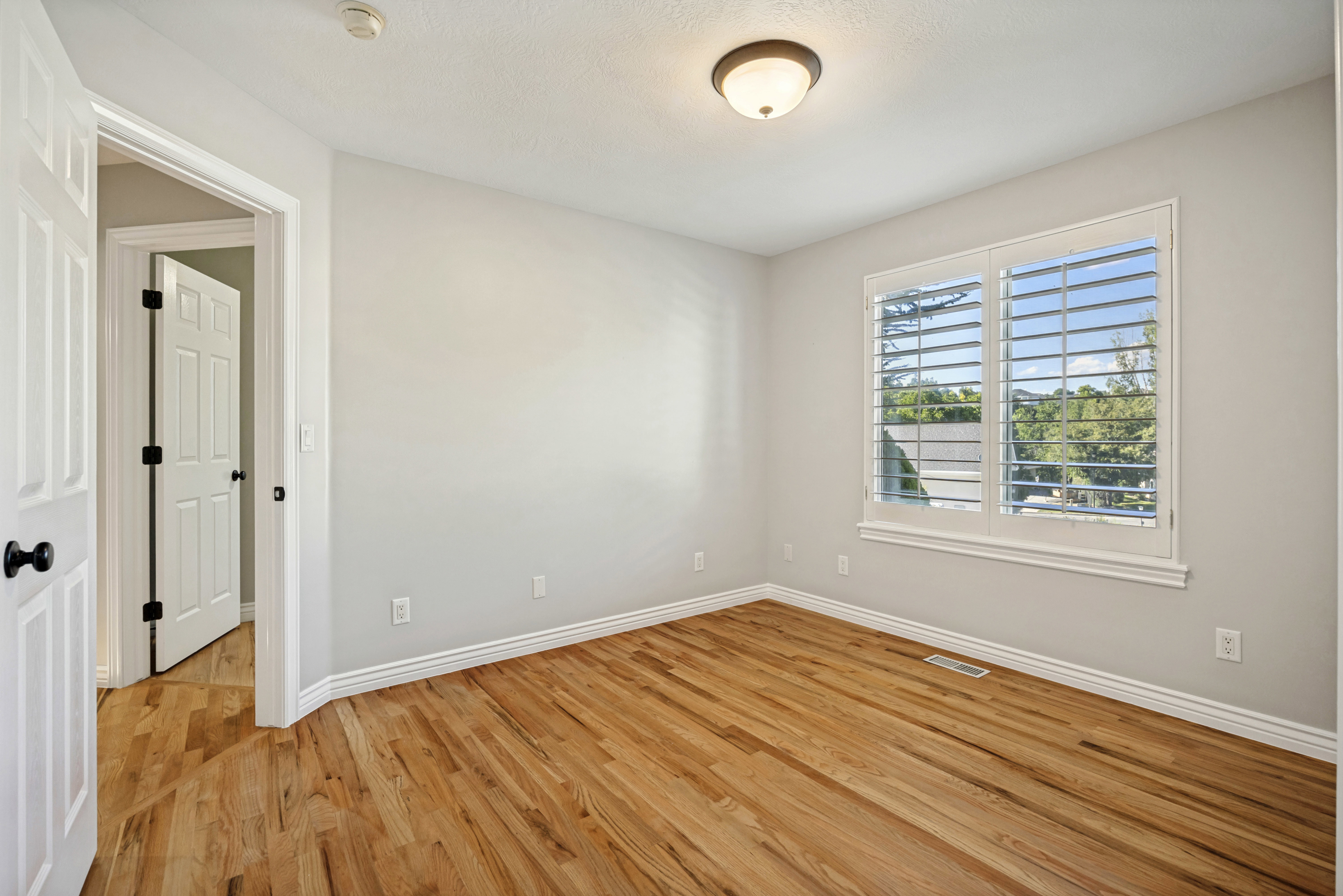 Another view of the 2nd bedroom/office.