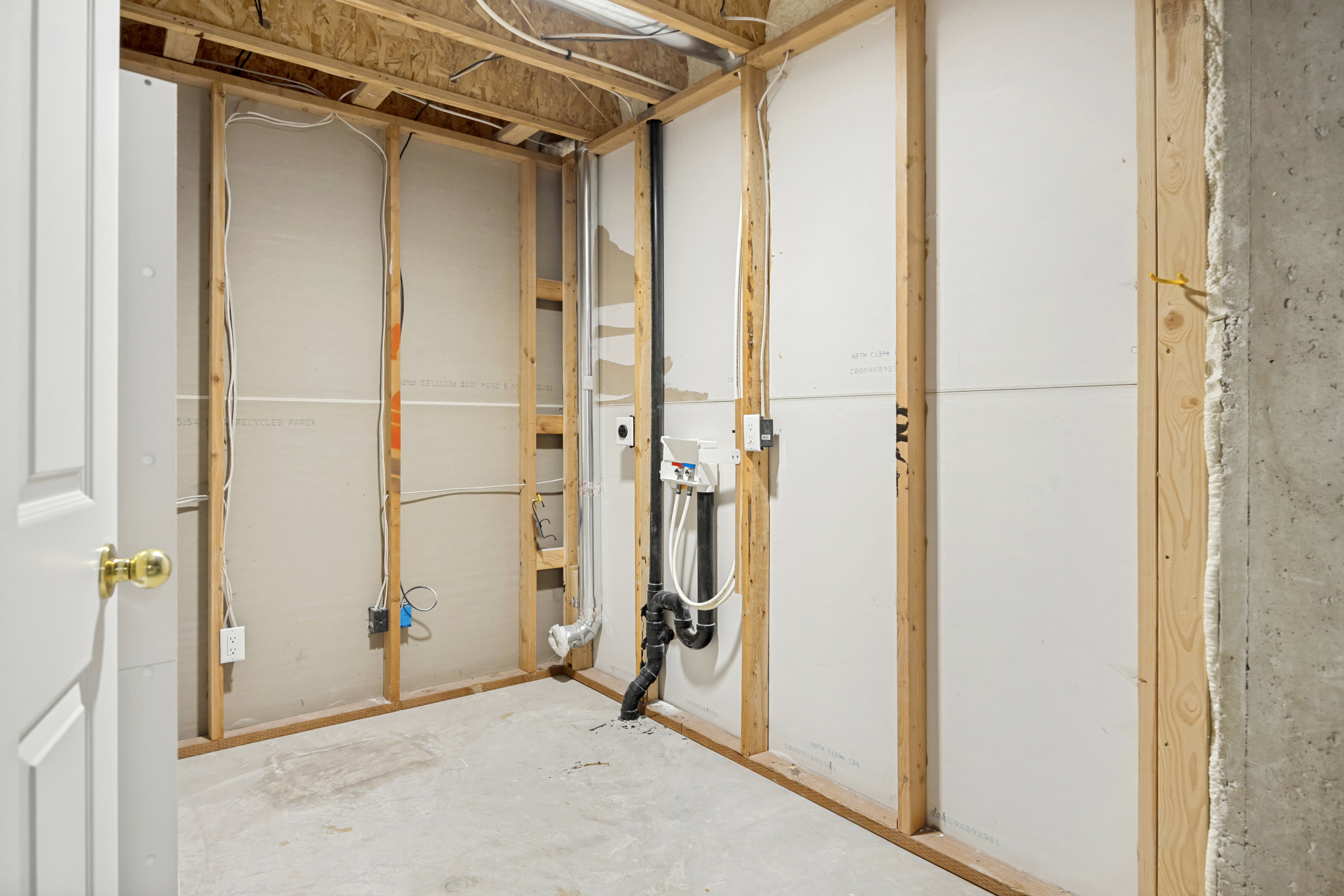 Basement laundry area (2nd Laundry)