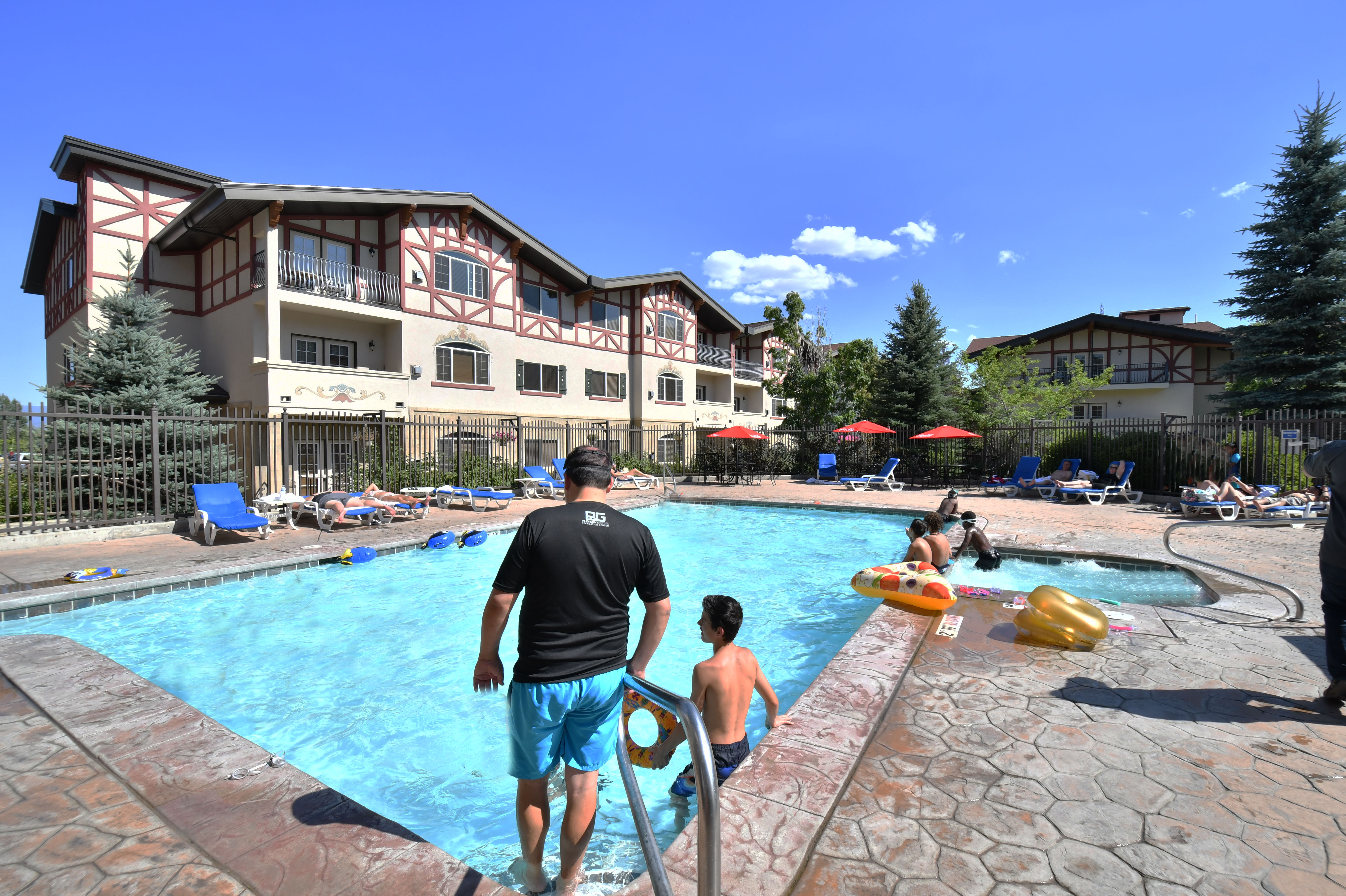 Outdoor swimming pool with integrated spa and patterned concrete deck