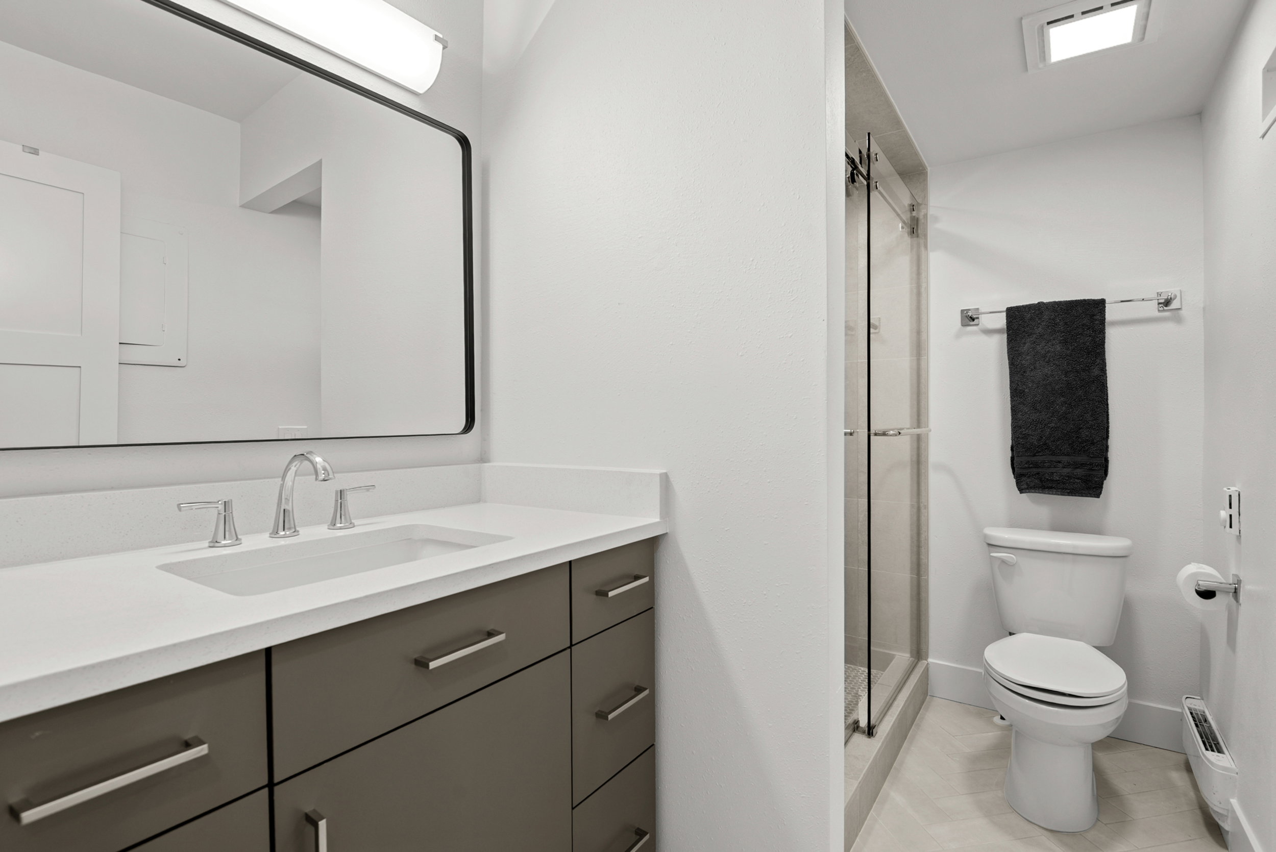 Guest bathroom 1