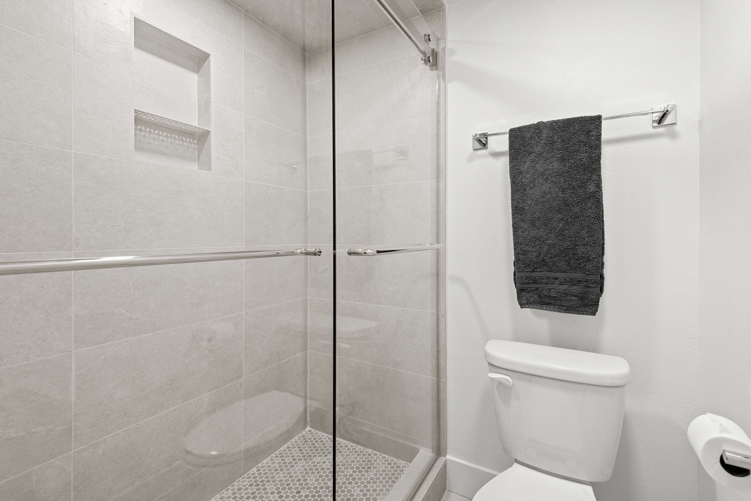 Guest bathroom 1