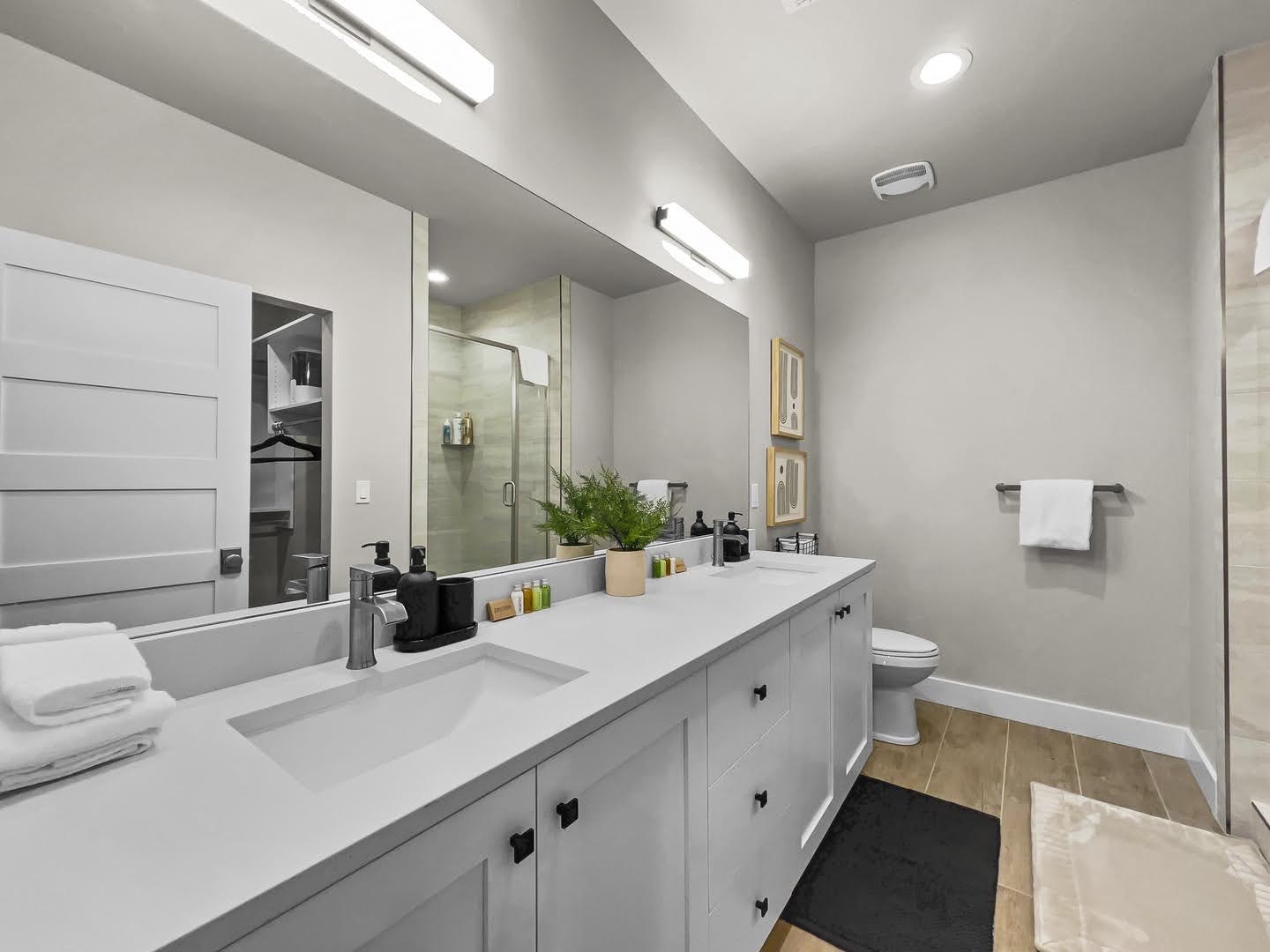 Double vanity with integrated sinks and white cabinetry