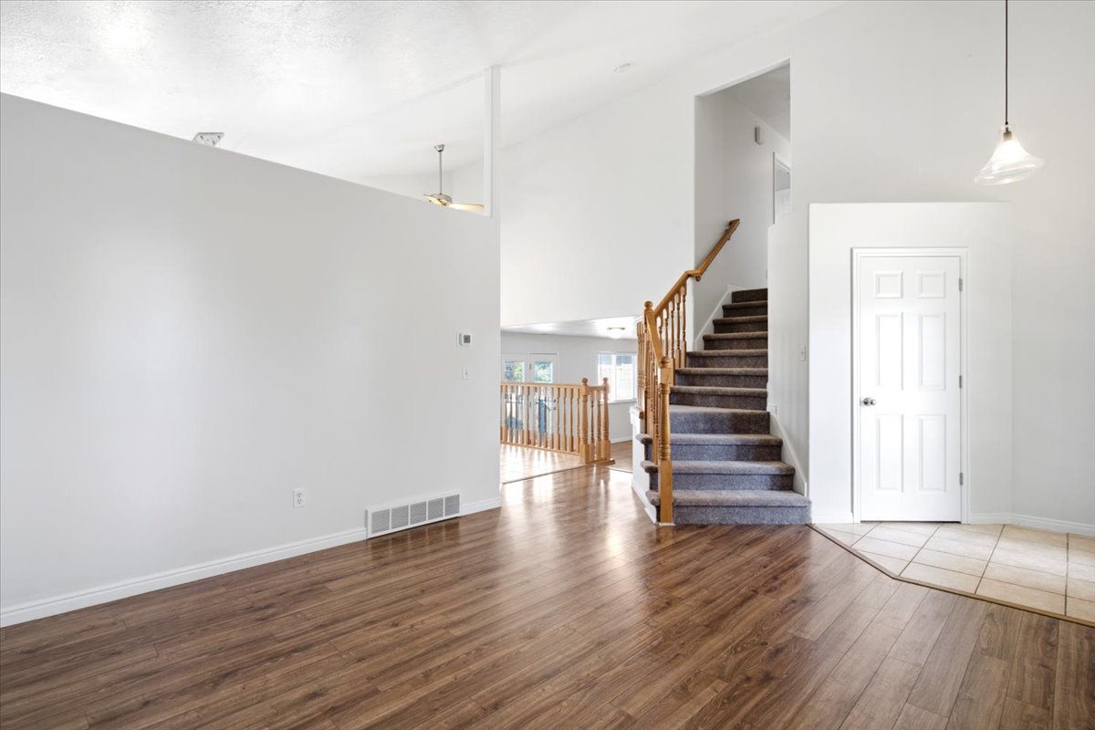 Vaulted ceiling with a ceiling fan
