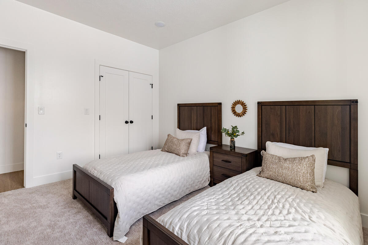 3rd bedroom with 2 twin beds.
