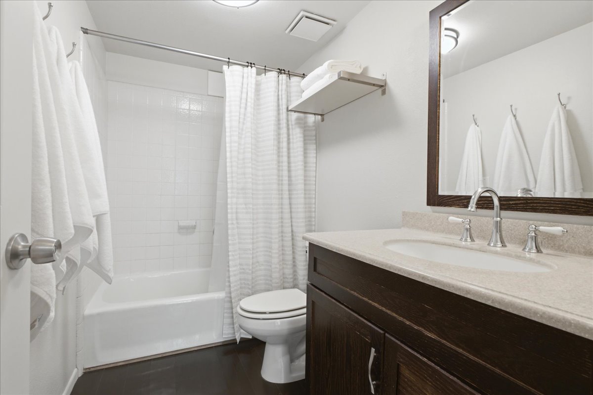 Full upper bathroom