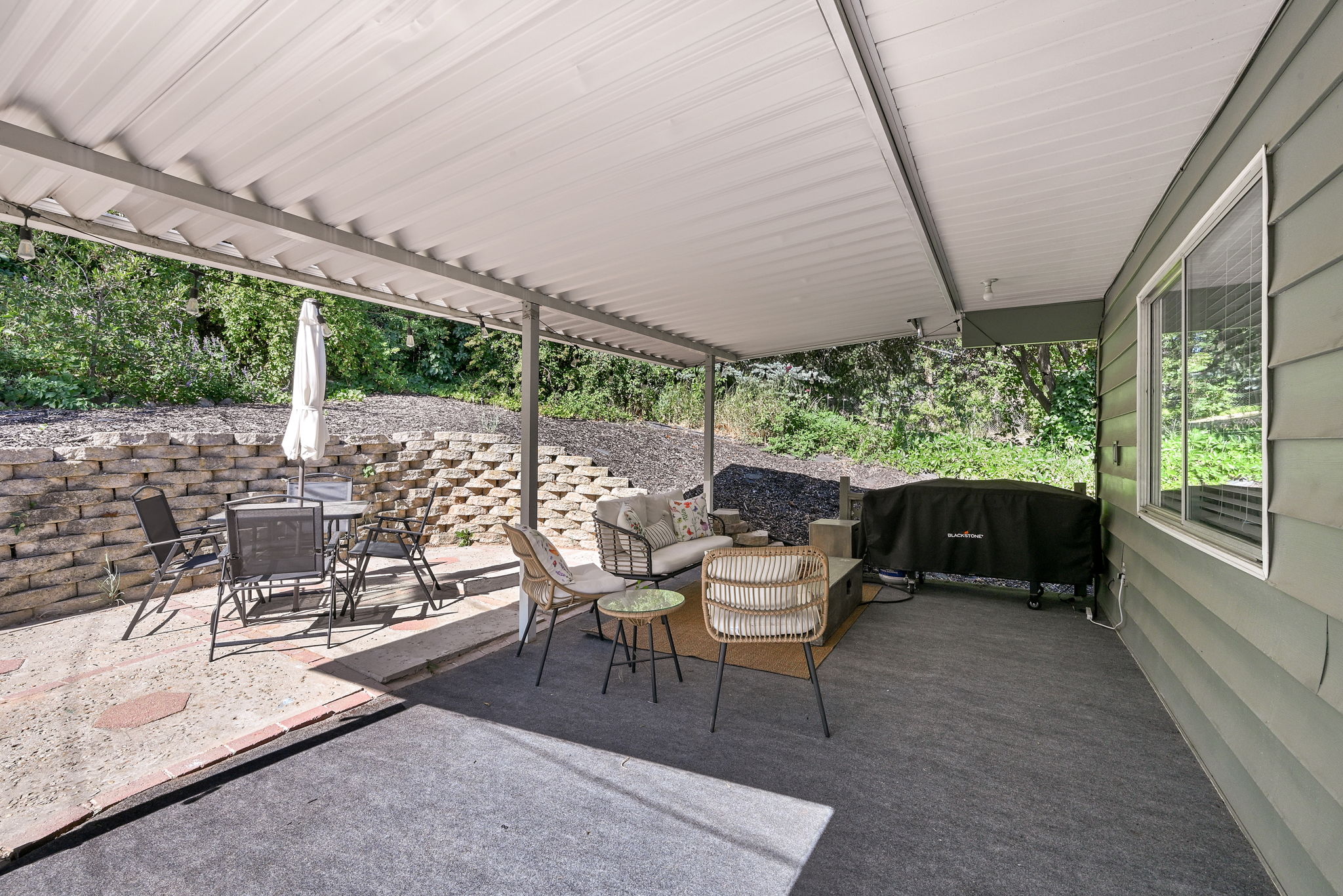 Covered patio featuring a metal roof structure