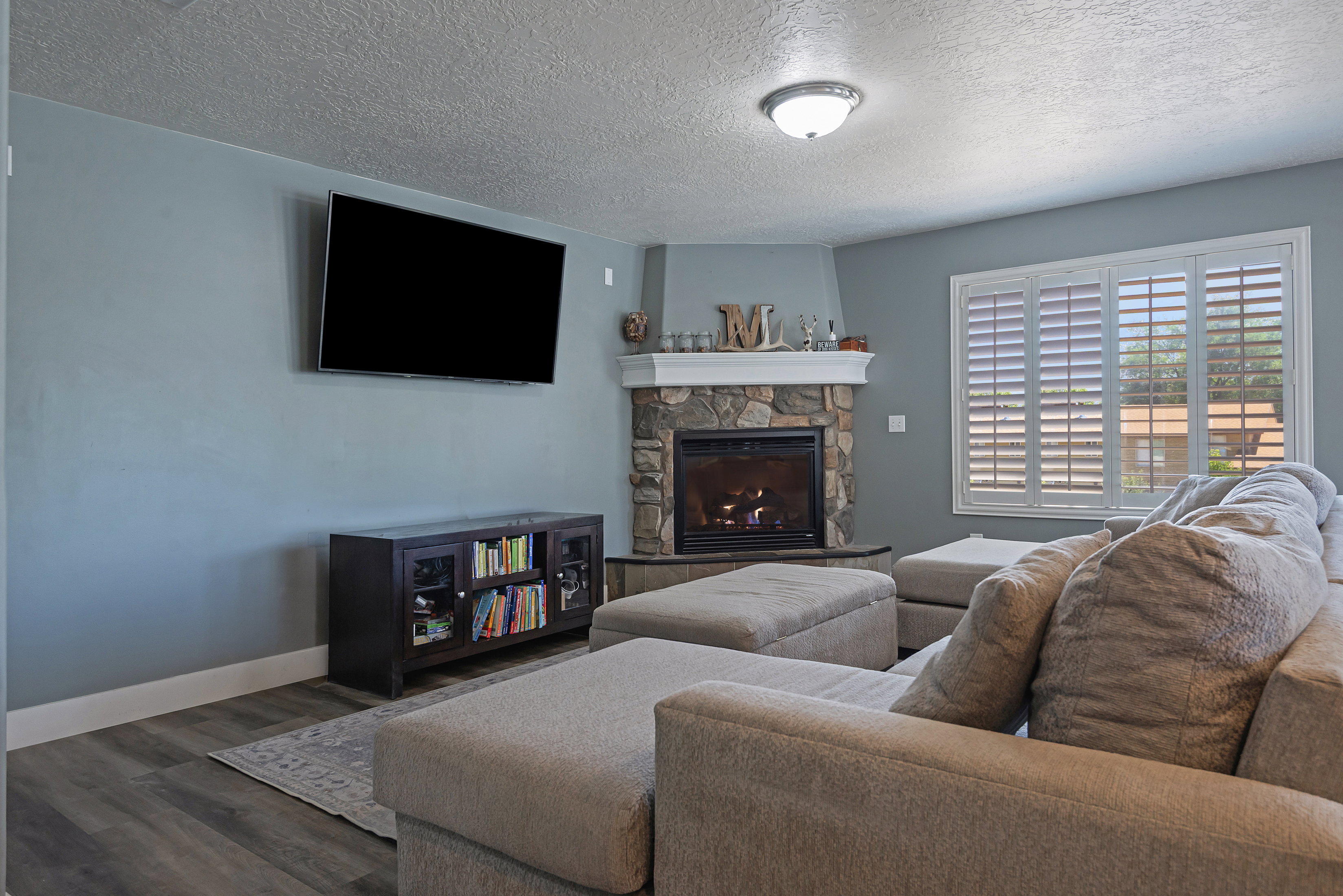 Corner fireplace with stone surround and white mantle