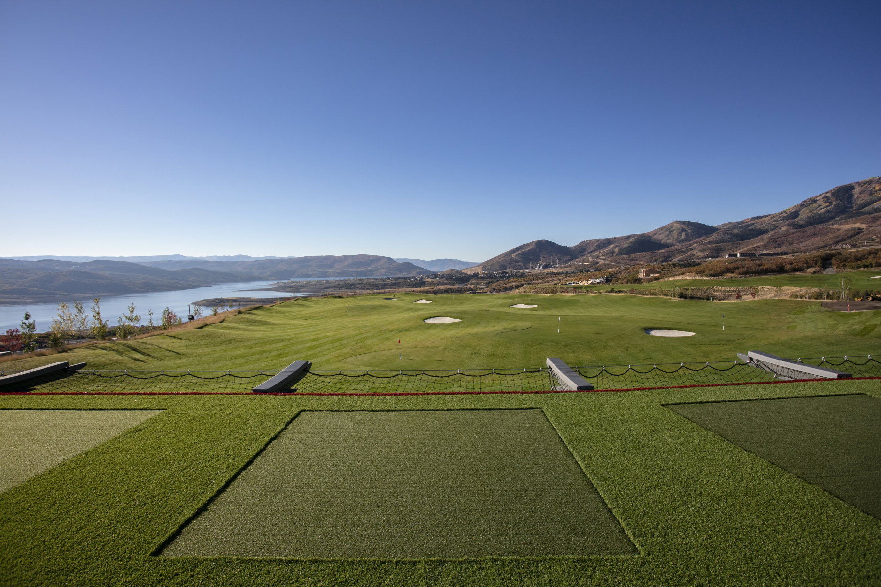 Expansive golf course with multiple teeing grounds and sand traps