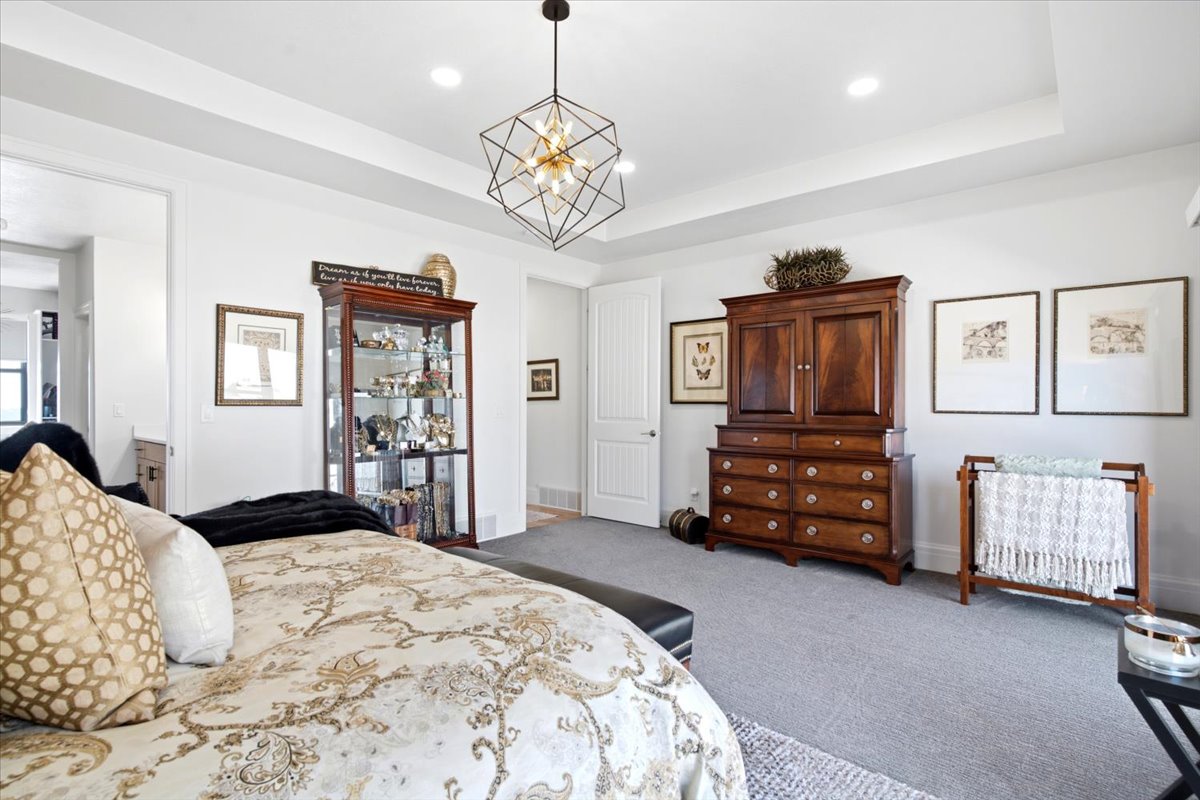 Tray ceiling with recessed lighting