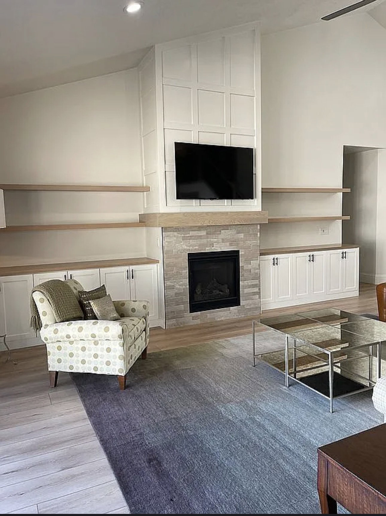 Living area with vaulted ceilings and recessed lighting
