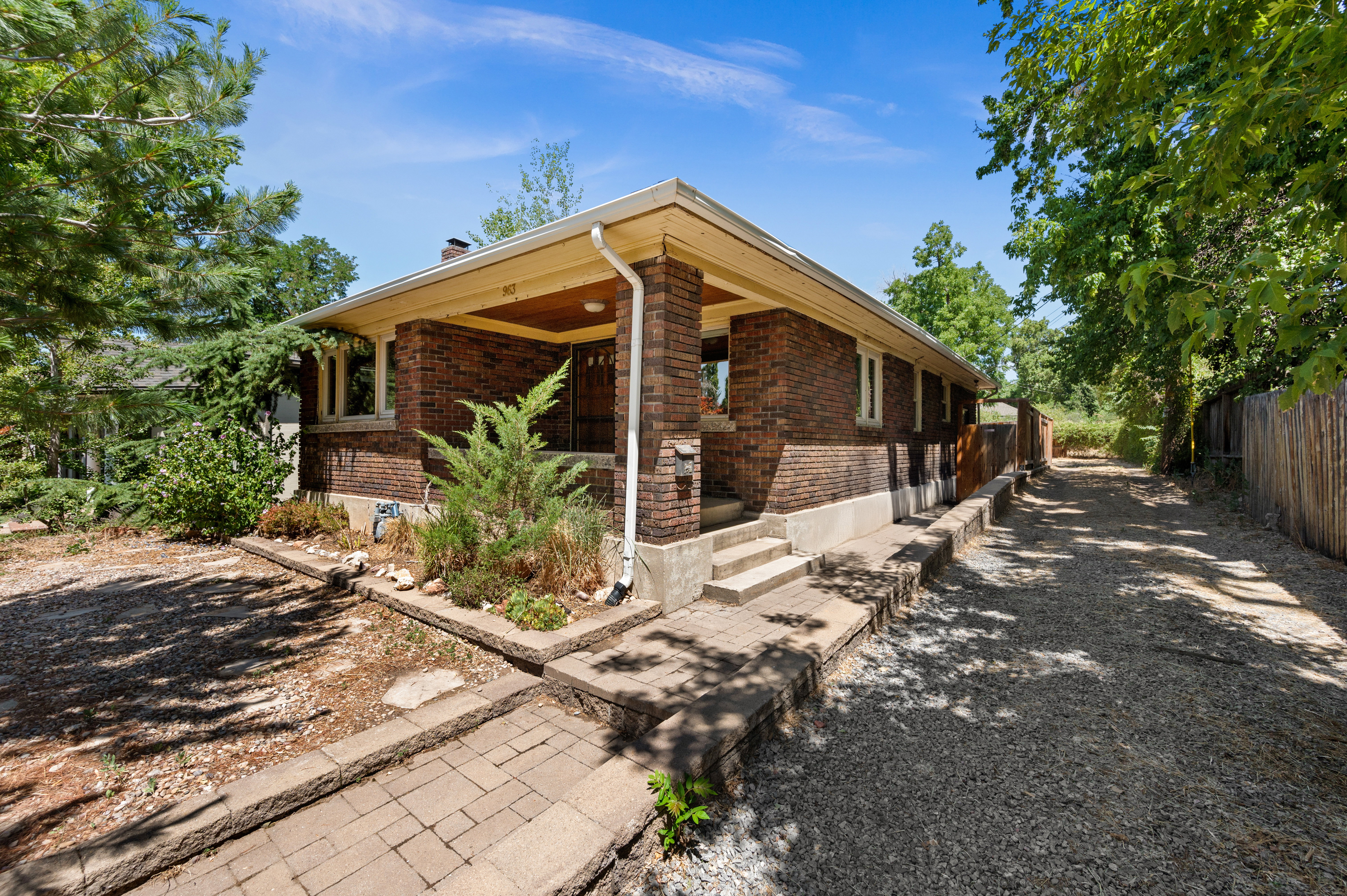 View of front porch and driveway