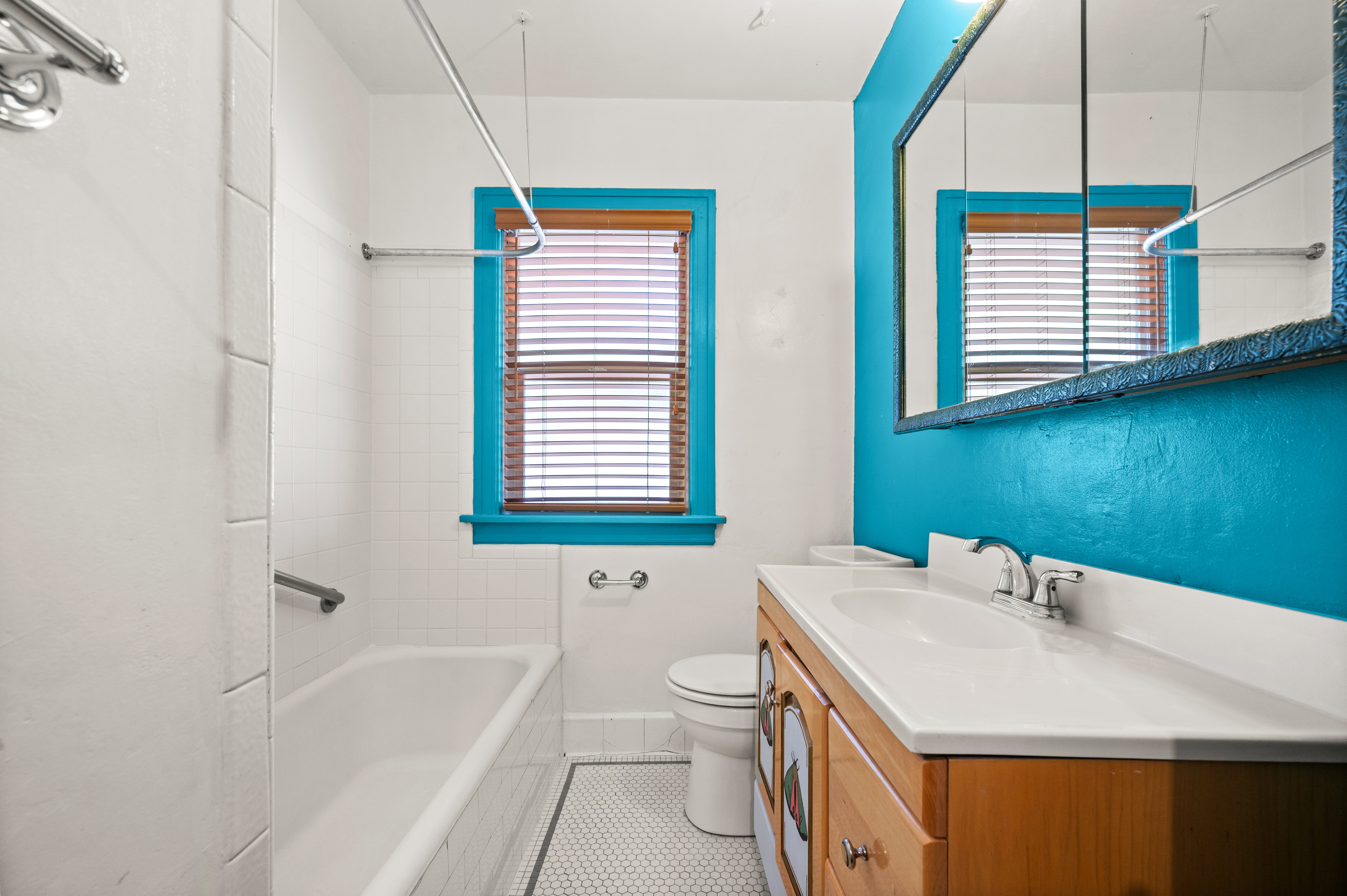 Main floor full bathroom