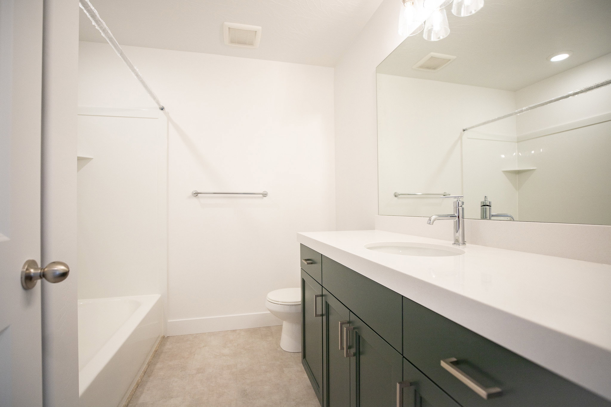 Upstairs Full Bathroom