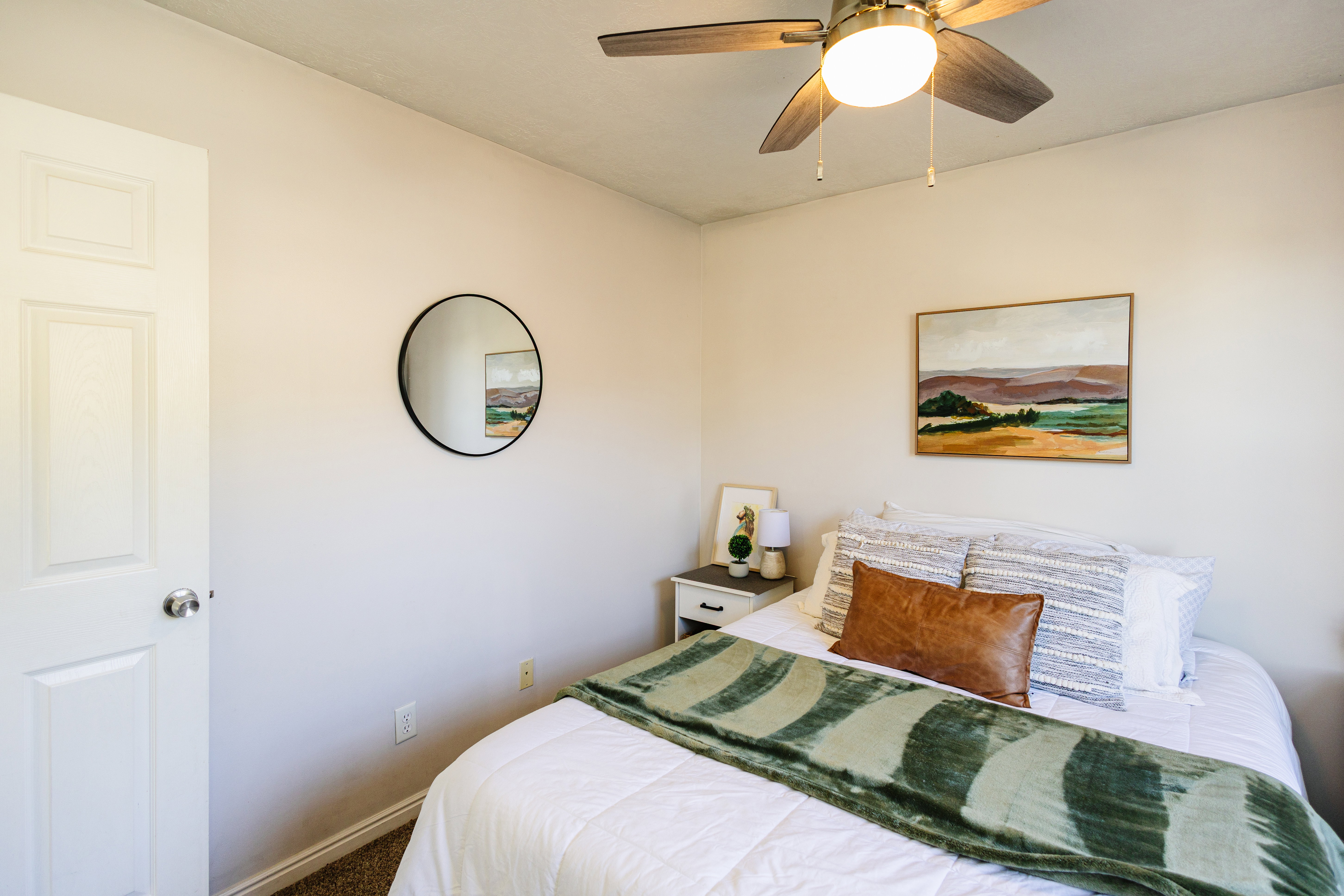 Recessed ceiling fan with integrated lighting
