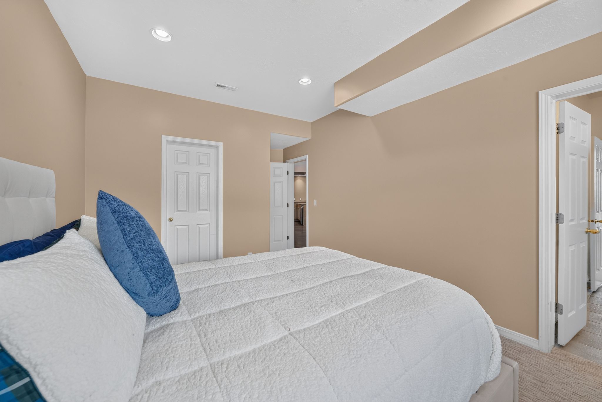 Recessed lighting illuminating neutral wall tones