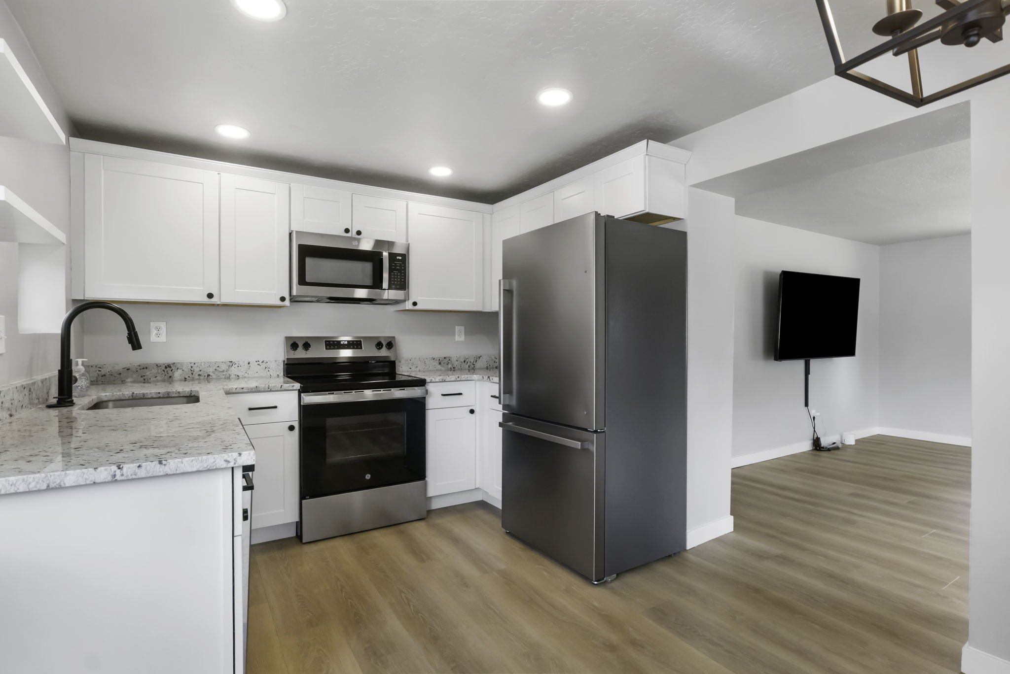 New Kitchen w/ granite & stainless appliances