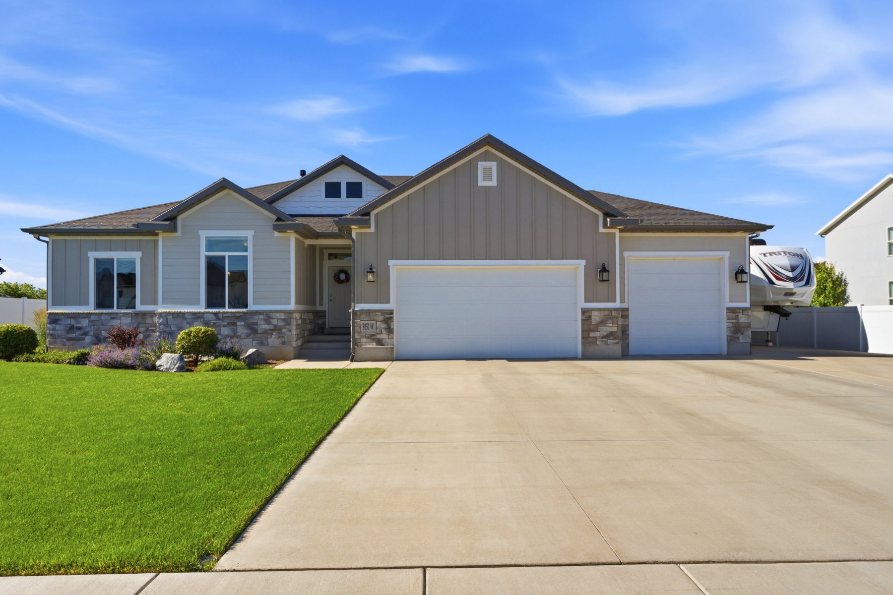 Rambler with spacious 3-car garage