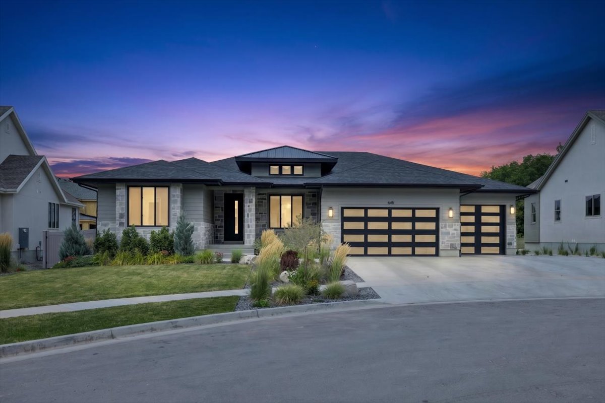 Contemporary ranch-style residence featuring a stone and siding exterior