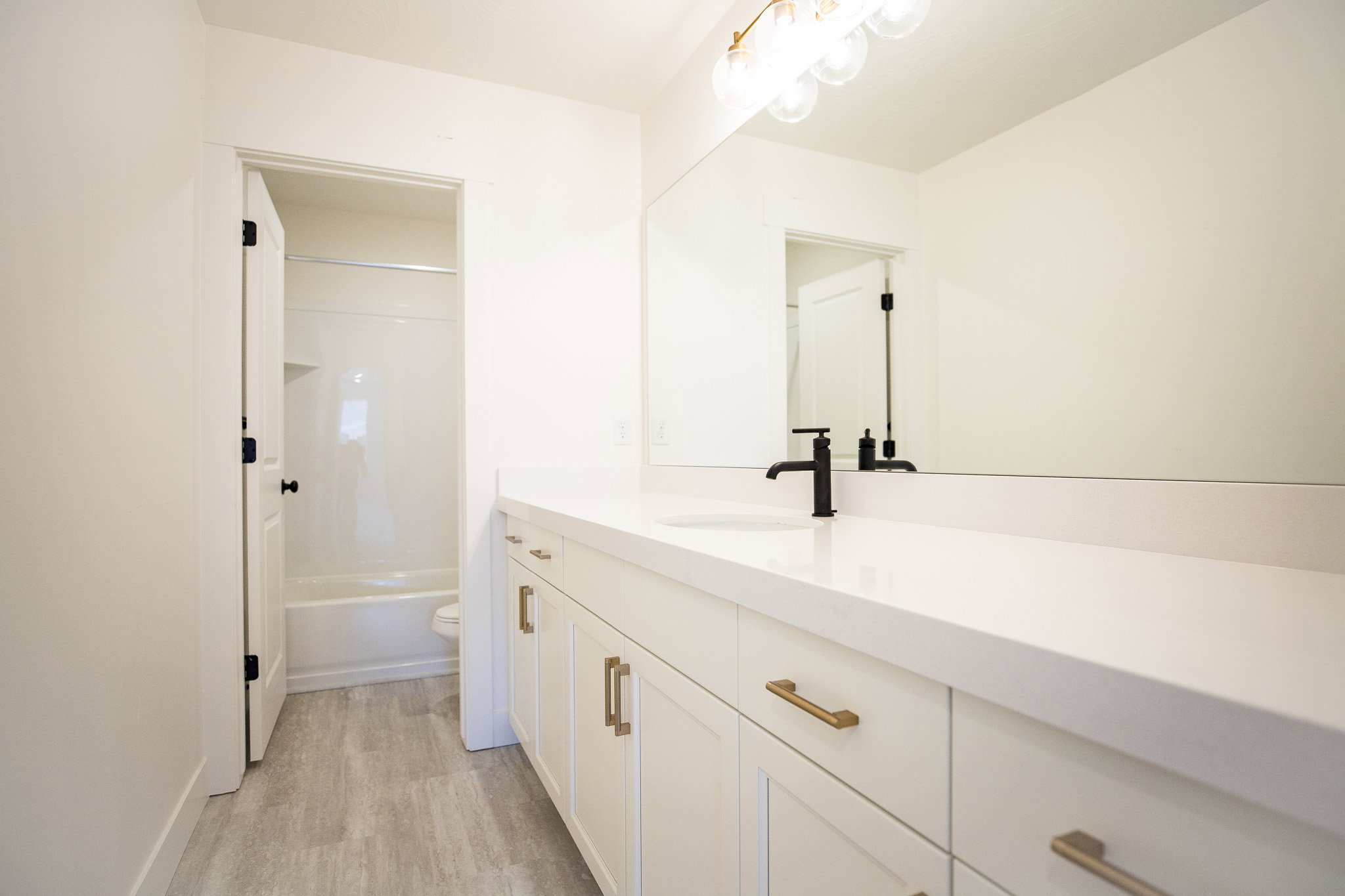 Upstairs Full Bathroom