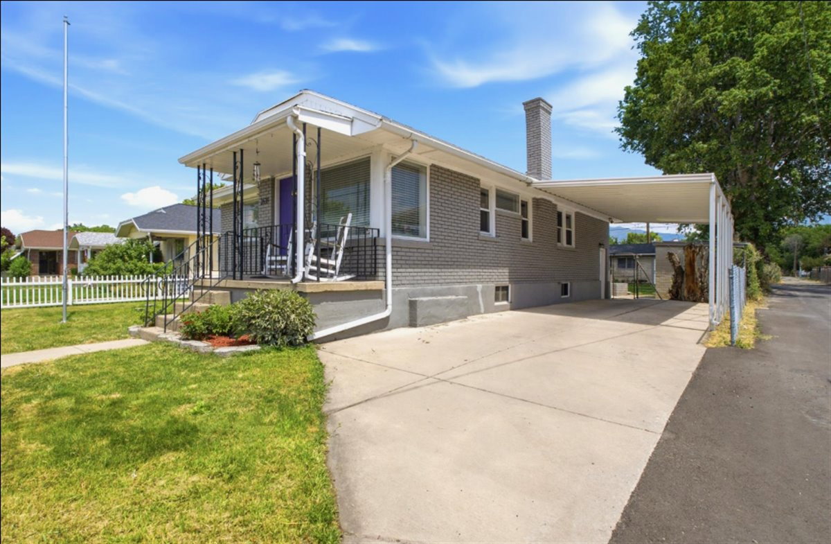 Just minutes from Liberty Wells, Sugar House, shopping, dining, and commuter access. Tons of parking!