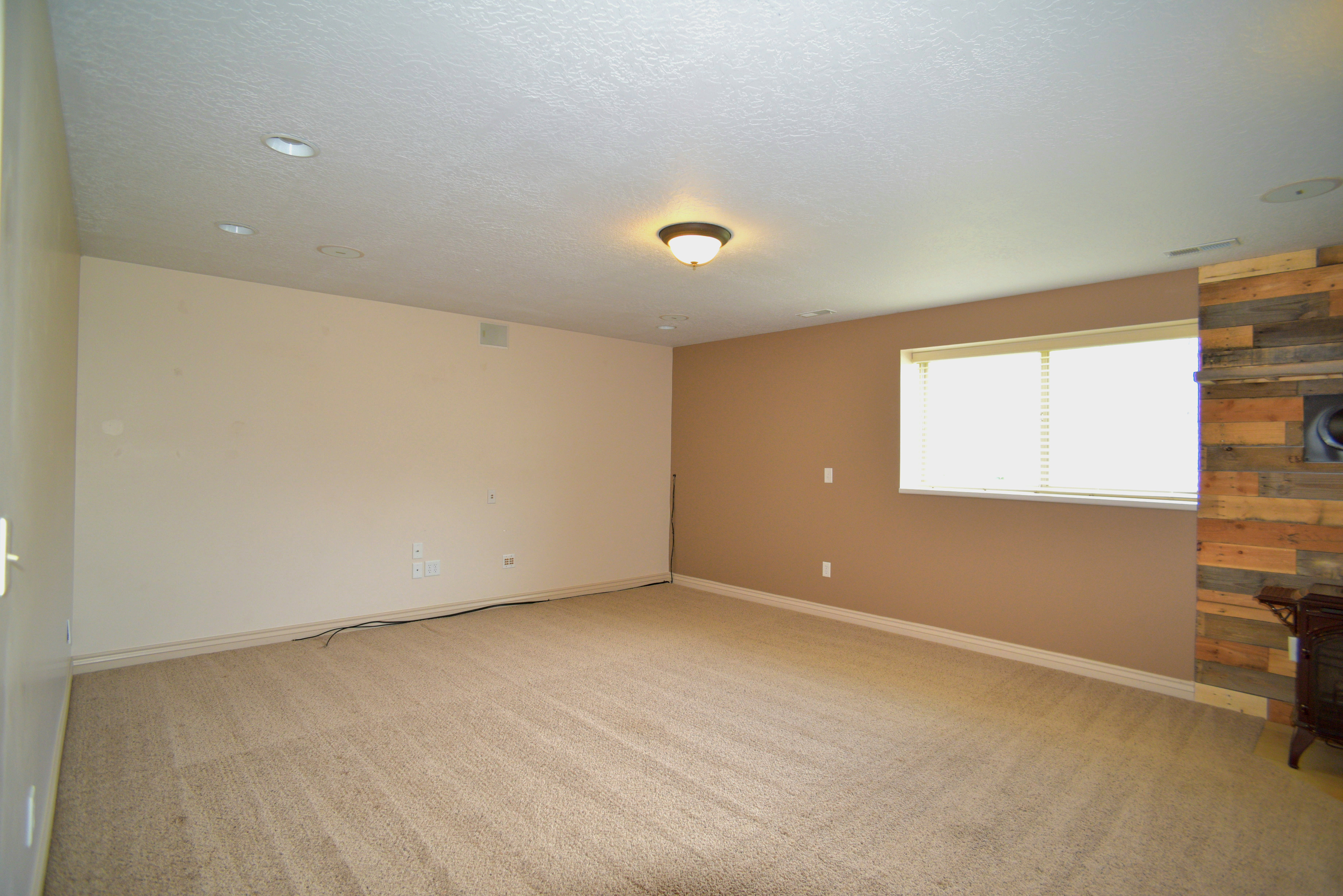 LARGE FAMILY ROOM SPACE FOR MOVIE NIGHTS WITH SURROUND SOUND!