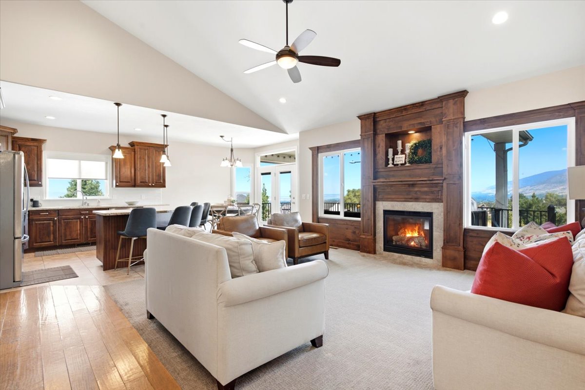 Incredible windows that feature stunning valley and mountain views