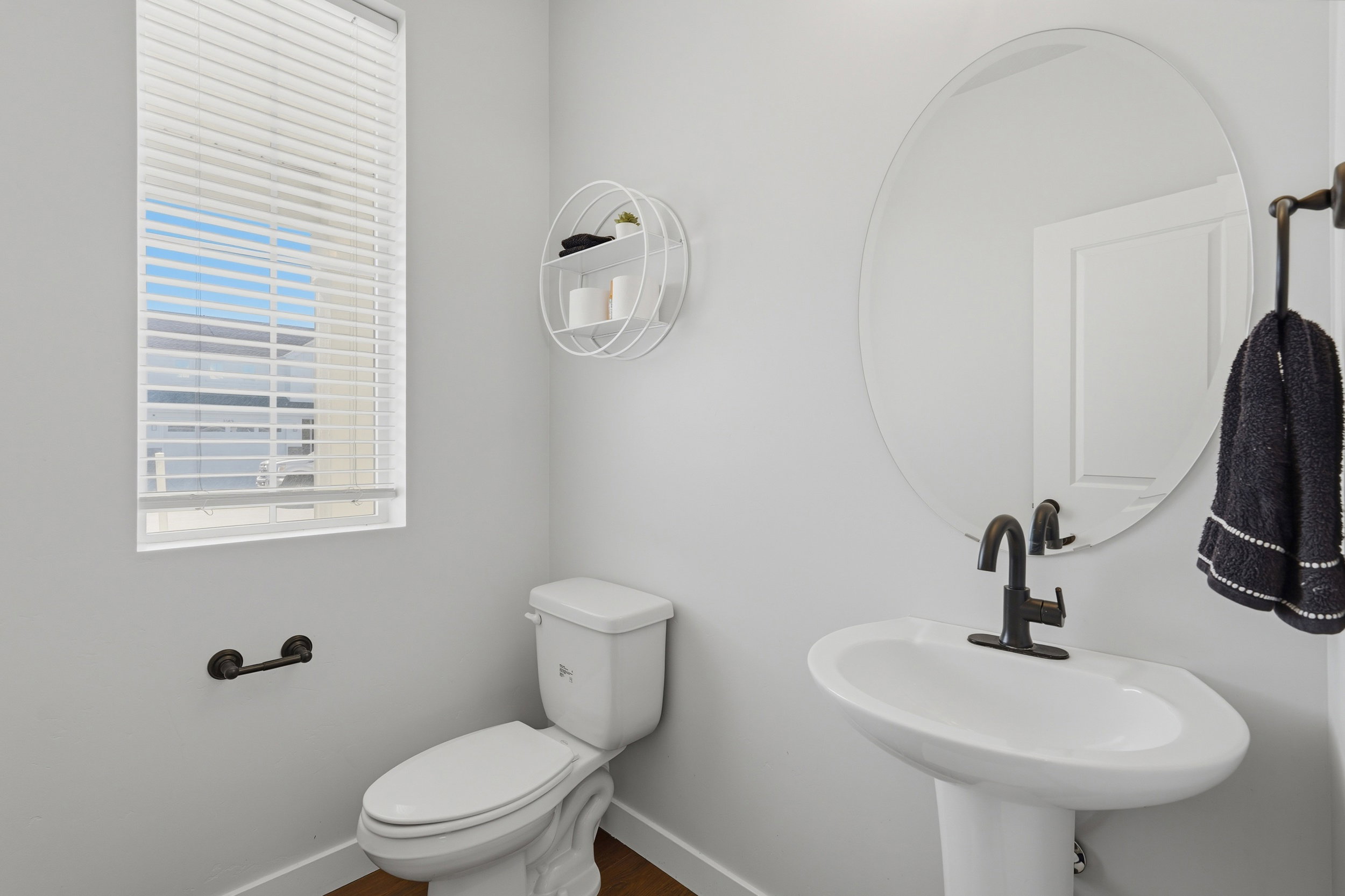 Main floor 1/2 bath