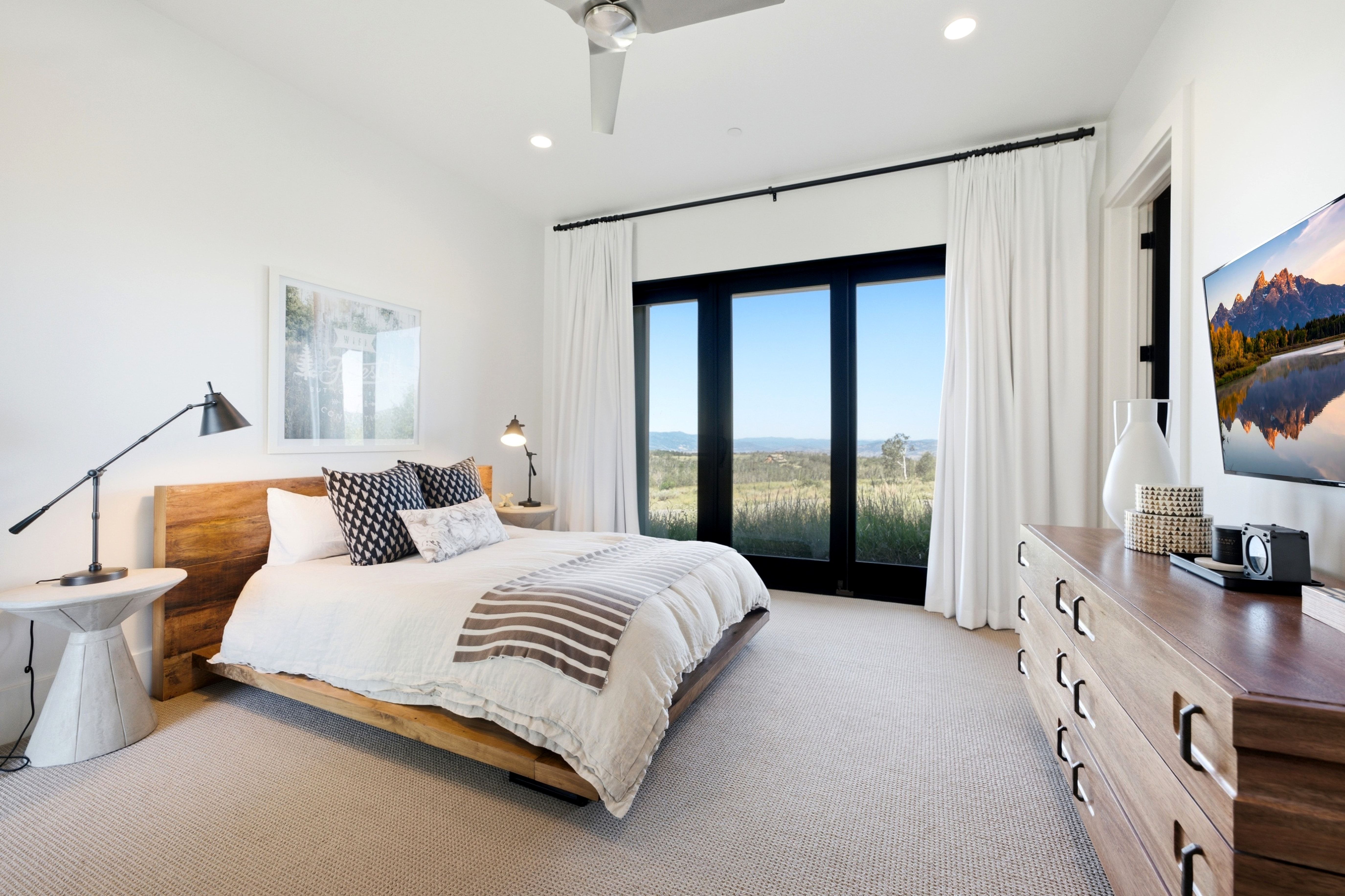 Bedroom featuring wall-to-wall carpeting, recessed lighting, and a ceiling fan