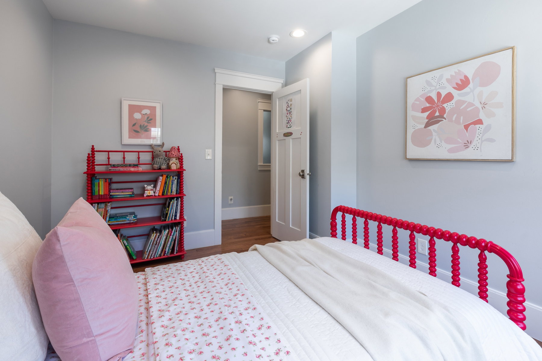 Neutral wall paint with recessed ceiling lighting