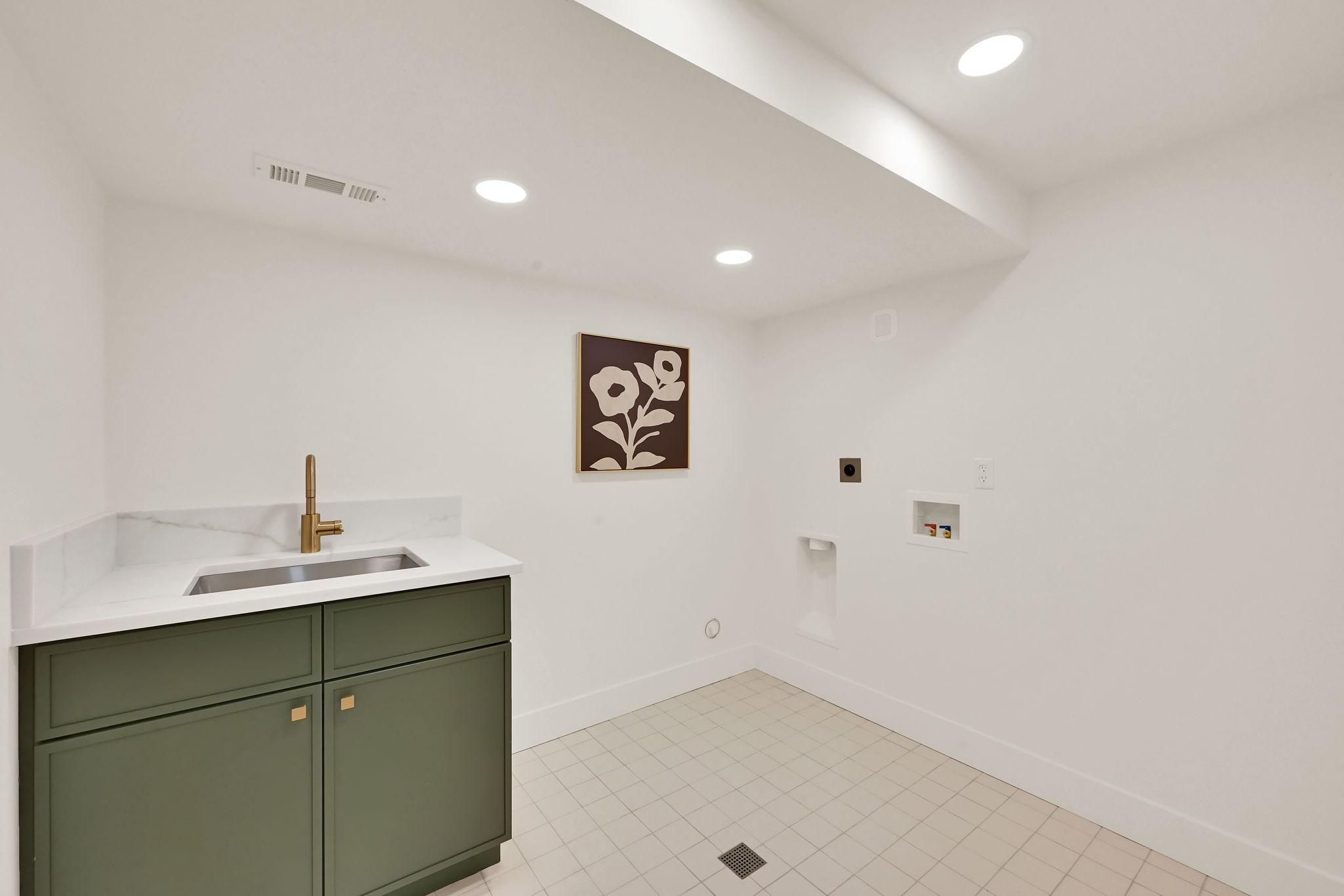 Laundry room with sink