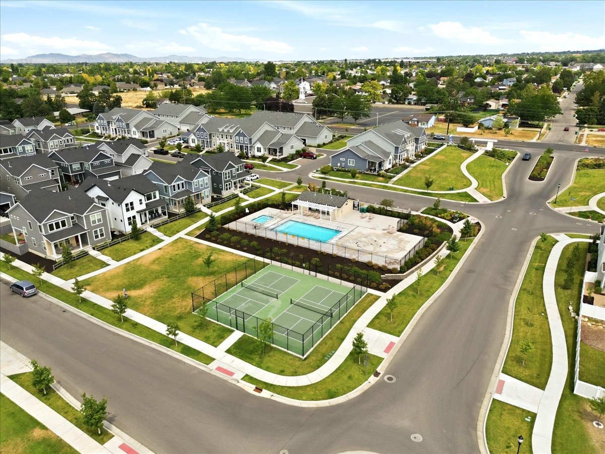Community amenities featuring two tennis courts, a swimming pool with an adjacent kiddie pool, and a clubhouse