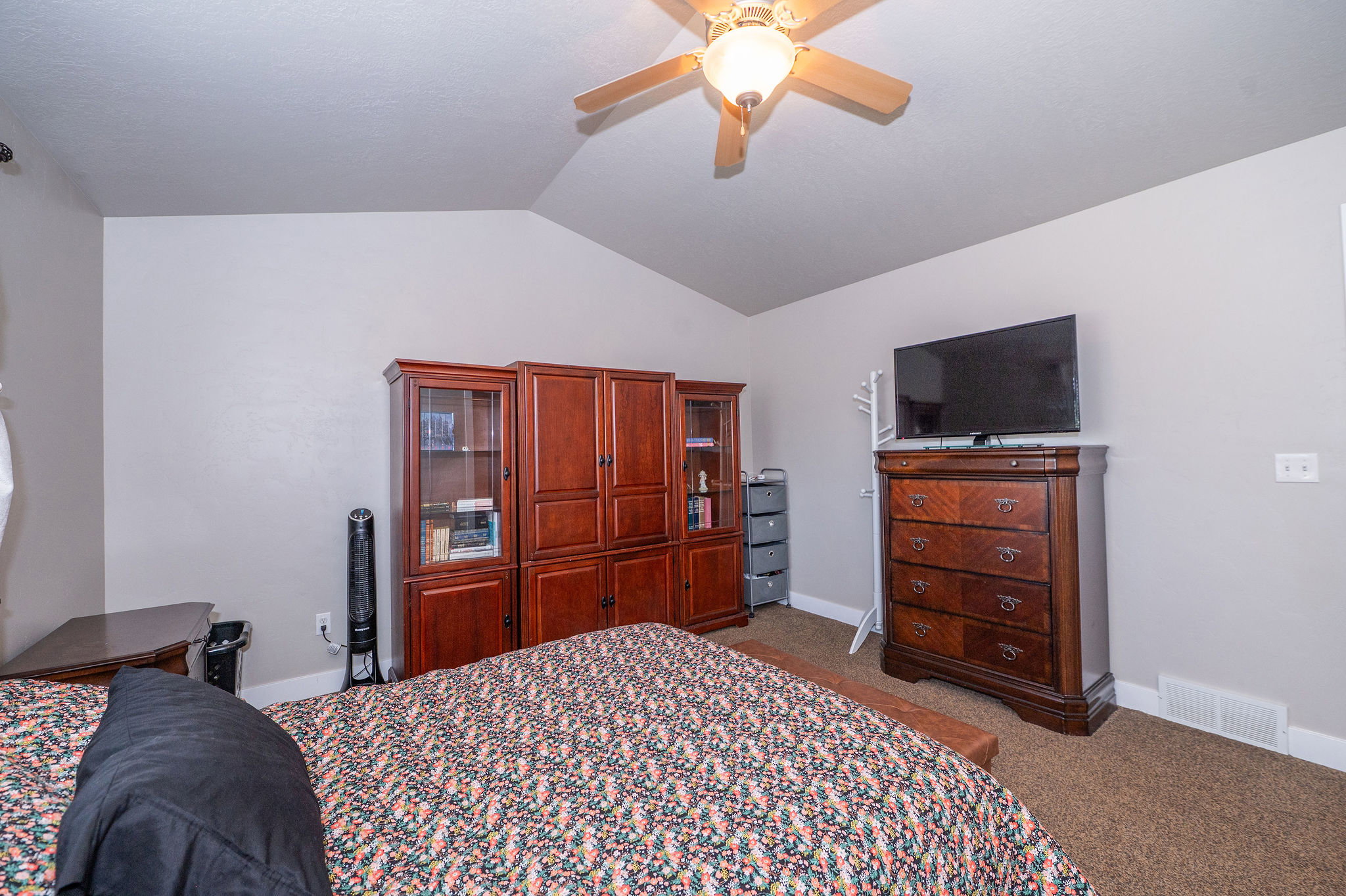 Vaulted ceiling with a ceiling fan light fixture