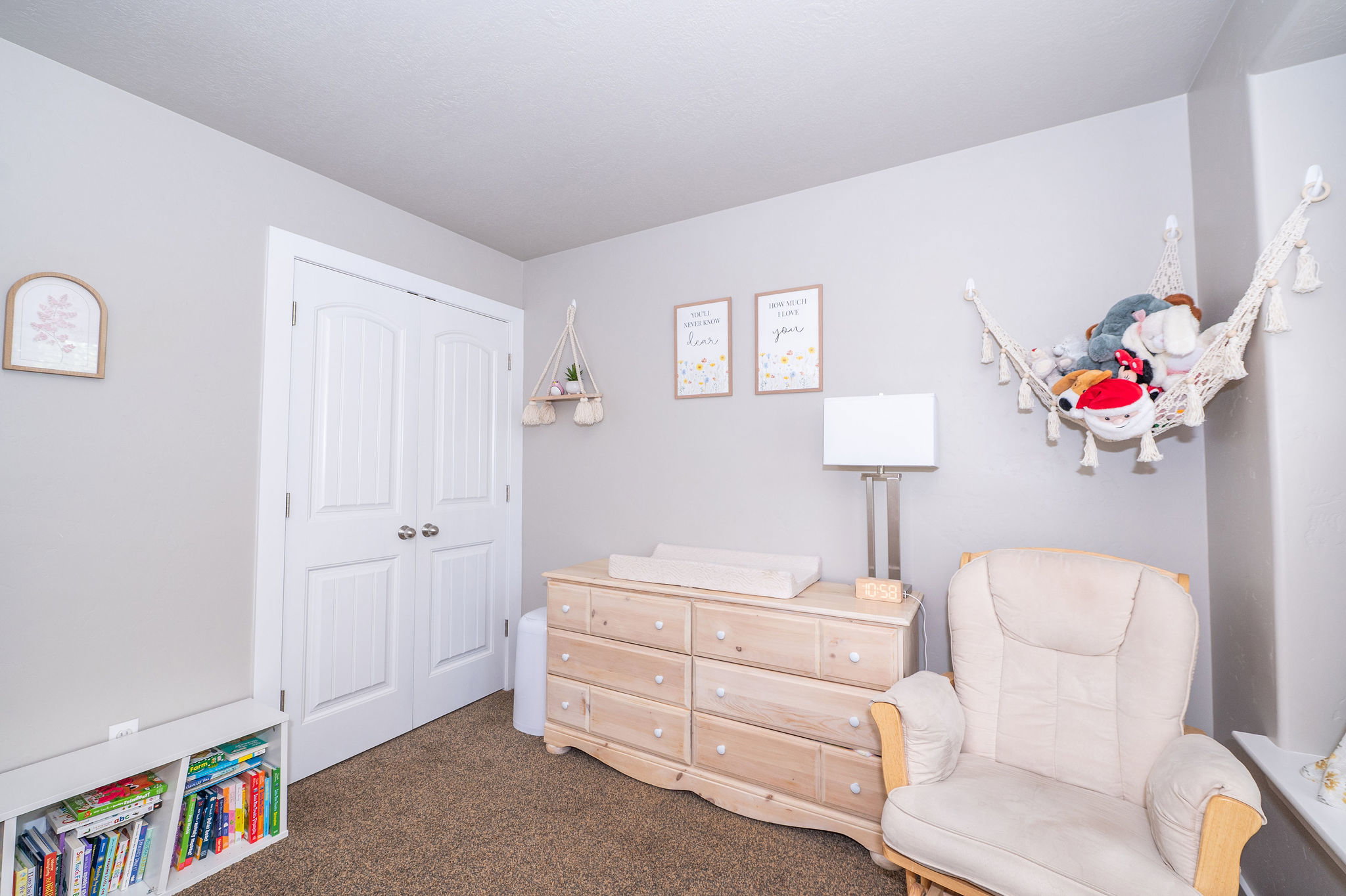 Neutral wall paint with textured carpeting