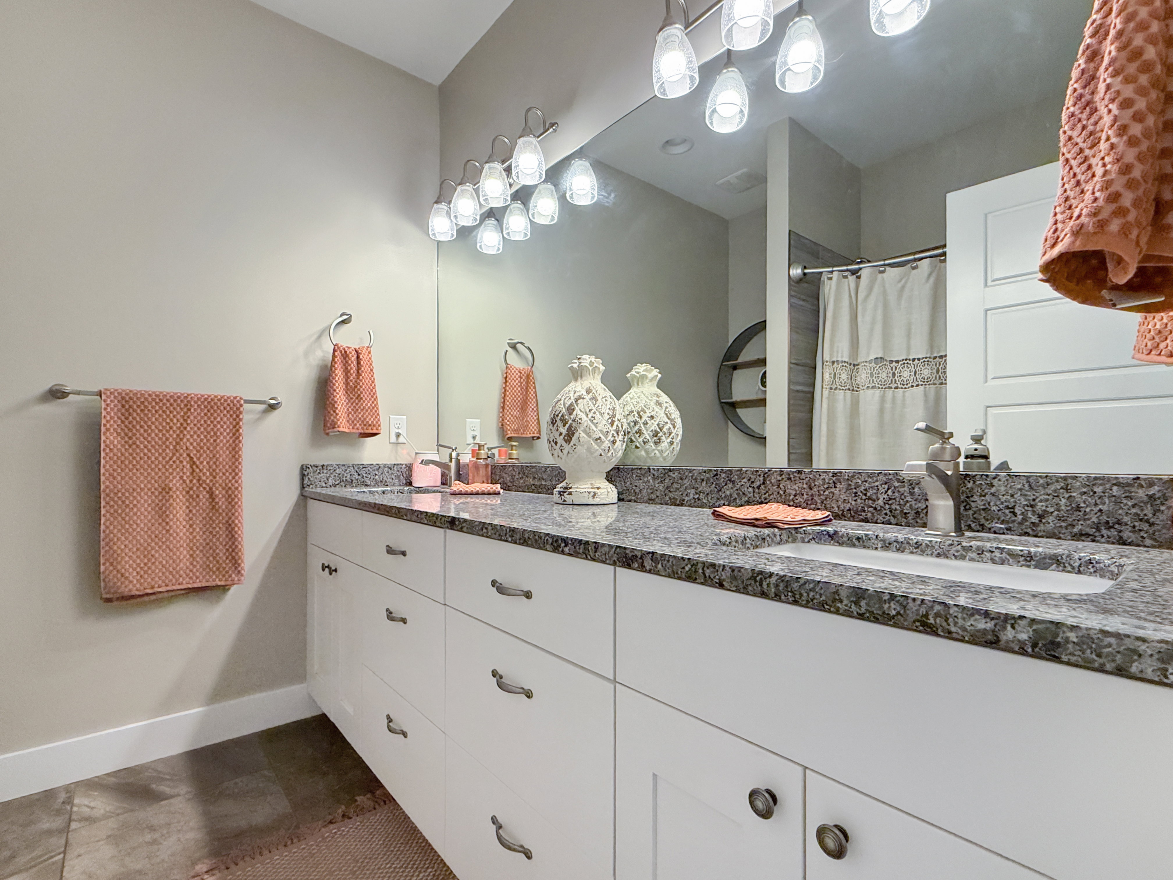 full bath 2 vanities